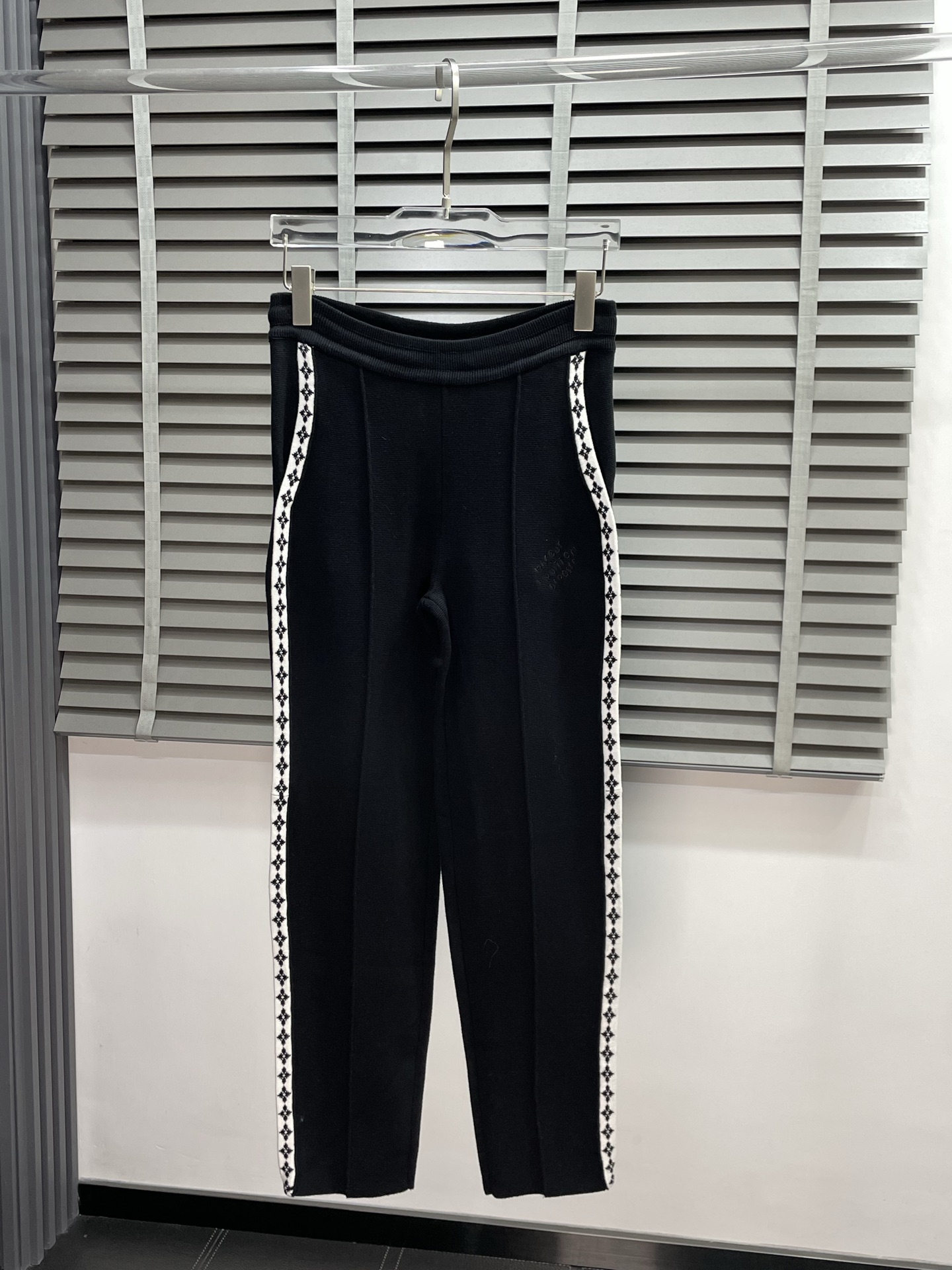 NO:550501,.Louis Vuitton exclusively for new casual knitted pants high-end version!  Customized fabrics for counters are breathable and comfortable, with impeccable details, and the brand element design concept reflects high quality. They feel delicate and soft!  It is casually cut, with a great upper body style!  S-XL, louis vuitton,louis vuitton,alexander wang19860909.Louis Vuitton路易威登独家专供新款休闲针织裤 高端版本！专柜定制面料 透气舒适度高,细节无可挑剔,品牌元素设计理念,体现高品质.手感细腻柔软！呈现休闲裁剪,上身版型超赞！码数S-XL,,louis vuitton,louis vuitton,alexander wang,Men's clothing