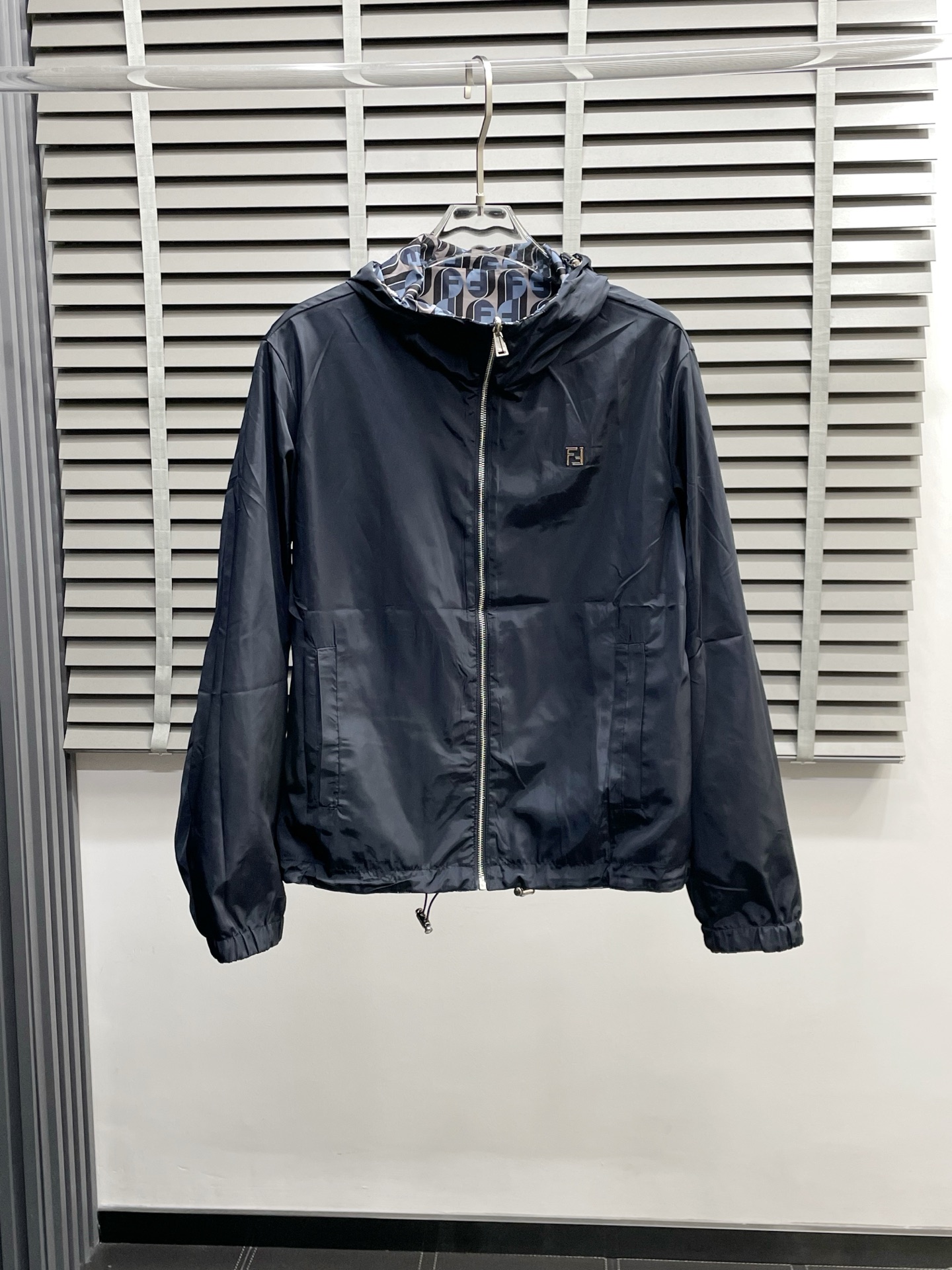 NO:550513,.FENDI exclusively offers the latest fashion hooded jackets, double-sided jackets, classic design and superb jackets, quality that cannot be picked and quality control can be purchased directly, and high-end products that cannot be missed! Through the detailed pictures, you can feel its powerful aura, and the warm-concentration effect is significant, so you don’t have to worry about the chill at all! It is both fashionable and functional, and the whole style looks more luxurious and elegant! Size M-2XL, fendi, fendi, jackets & coats, jackets & coats, hats, alexander wang19860909.FENDI芬迪独家专供最新时尚连帽夹克 双面穿夹克 经典设计感与颜值爆棚的外套,品质更是无法挑剔品控可以直接入手,不容过错的高端臻品！通过细节图片便可感受到它强悍的气场,聚温保暖效果显著,完全不用担心会有一点寒意！时尚与功能性兼备,整款显得更加的奢华大气！ 尺码M-2XL,,fendi,fendi,jackets & coats,jackets & coats,hats,alexander wang,Men's clothing