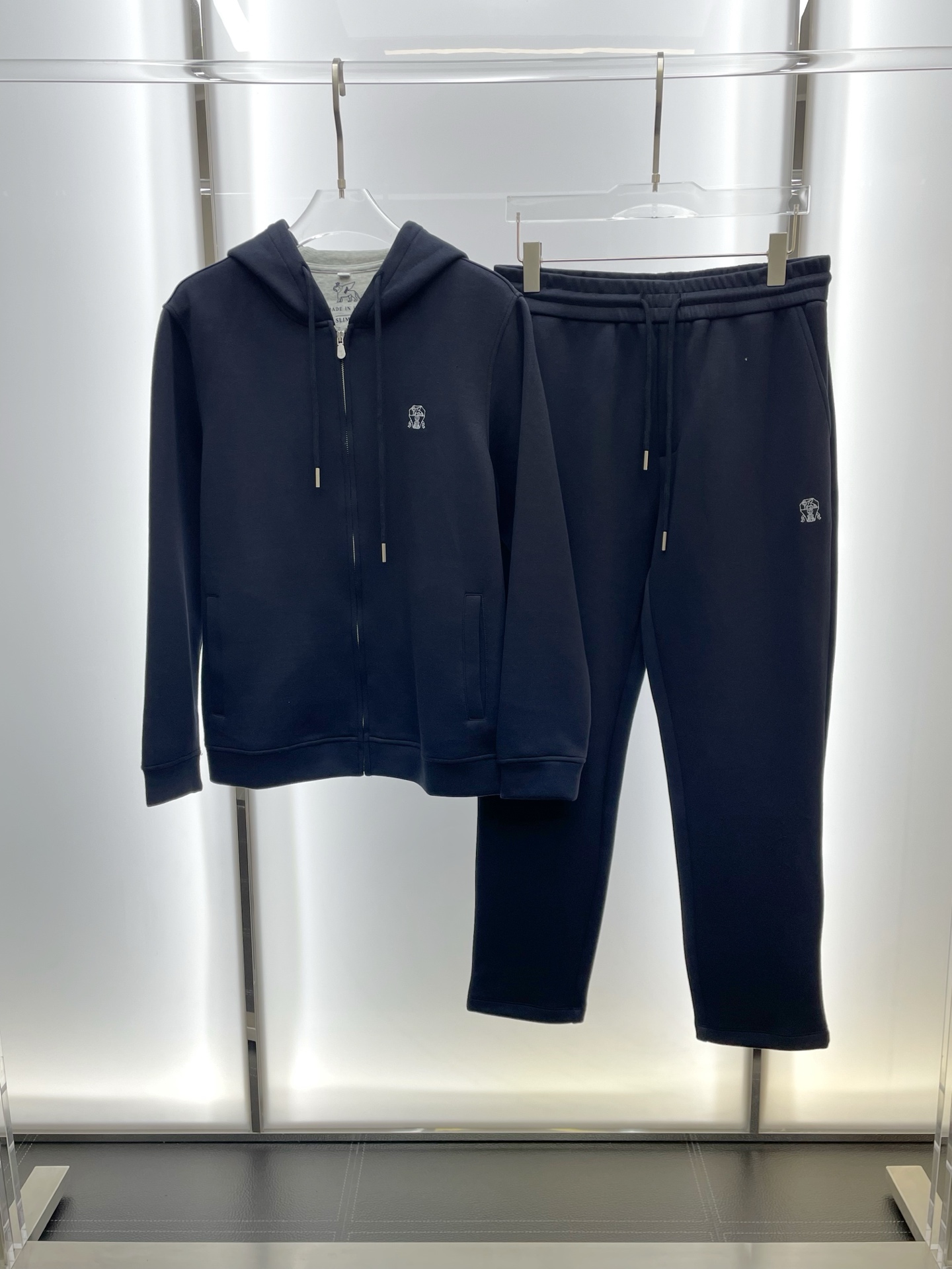 NO:572358,/Set. BC-Brunello Cucineli Brunello Cucineli exclusively provides the same sweatshirt set for new counters, full of high-end sense!  The details are exquisite and high-end, and the workmanship is impeccable!  The imported fabric is three-dimensional and exquisite. The original high-end double-sided jersey fabric is very high-end!  Original zipper!  The fabric is stiff, wrinkle-resistant and wear-resistant, moisture-absorbent, quick-drying and breathable, neat and stylish. Size M-3XL, brunello cucinelli, hoodie, sweatshirts, alexander wang19860909/套.BC-Brunello Cucineli 布鲁内洛·库奇内利独家专供新款专柜同款卫衣套装,高级感满满！细节精致高档,做工无可挑剔！进口面料 立体精致细腻.原版高端双面平纹针织面料很显高级！原版拉链！面料挺括抗皱耐磨,吸湿速干透气,利落有型.码数M-3XL,,brunello cucinelli,hoodie,sweatshirts,alexander wang,Men's clothing