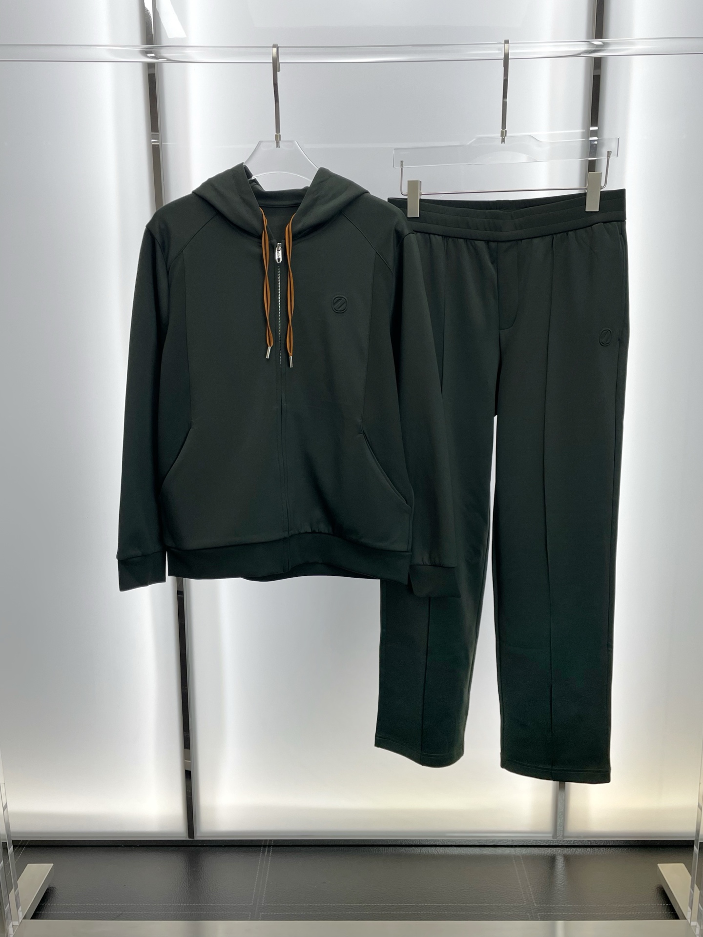 NO:572363,/Set. ZEGNA exclusively offers the same set for new counters, breathable, comfortable and casual!  Full of high-end feel!  The details are exquisite and high-end, and the workmanship is impeccable!  The original high-end fabric is very high-end!  The fabric is stiff, wrinkle-resistant and wear-resistant, warm and stylish. Size M-3XL,,zegna,alexander wang19860909/套.ZEGNA杰尼亚独家专供新款专柜同款套装,透气舒适休闲！高级感满满！细节精致高档,做工无可挑剔！原版高端面料很显高级！面料挺括抗皱耐磨,保暖利落有型.码数M-3XL,,zegna,alexander wang,Men's clothing