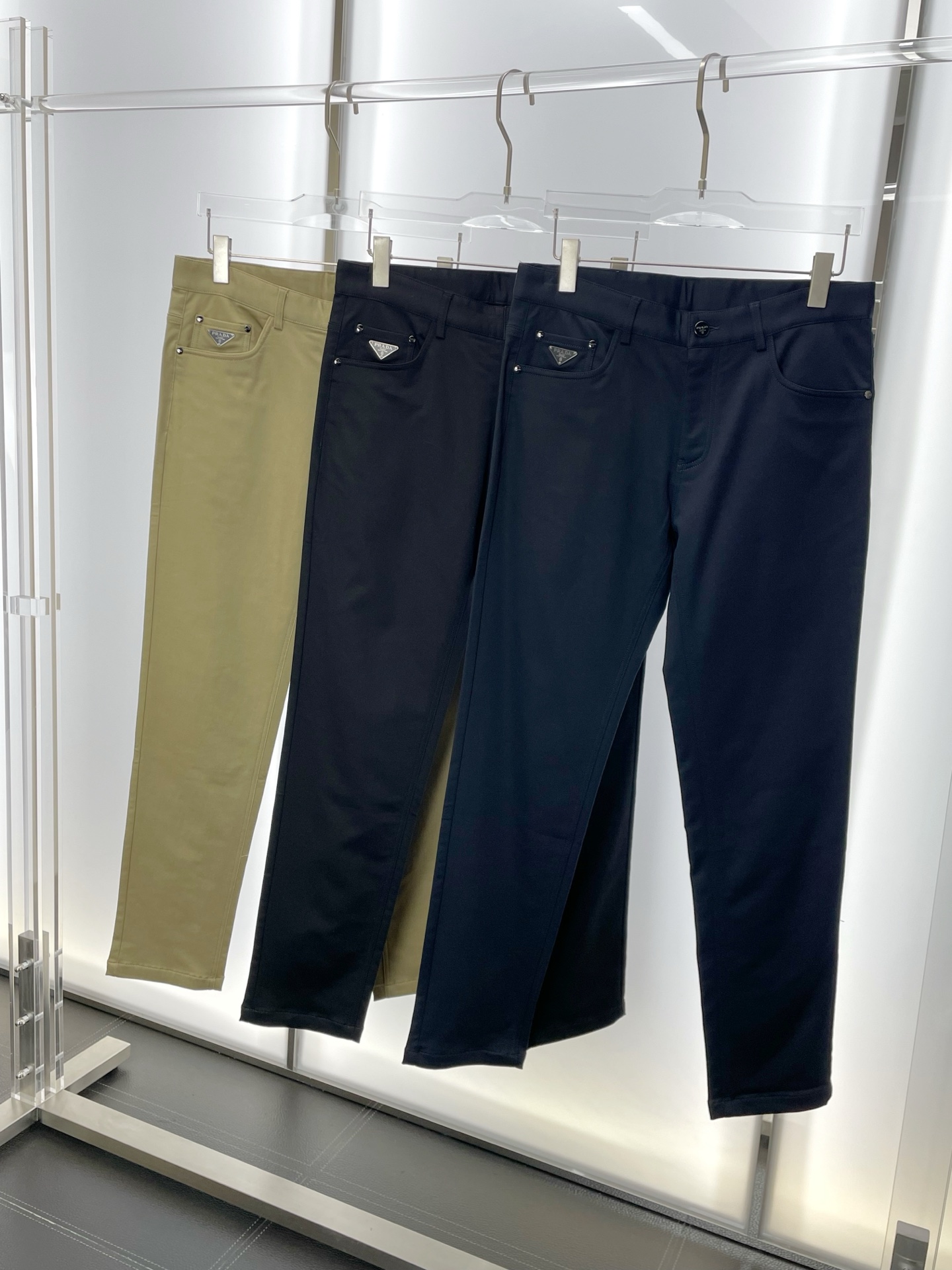 NO:572355,.Prada Exclusively offers new high-end version of casual pants!  Custom-made fabrics at the counter are highly breathable and comfortable, with impeccable details and brand element design concepts, reflecting high quality. It feels delicate and soft!  It presents a casual cut and the upper body shape is awesome!  Code number: 30-38,, prada, prada, alexander wang19860909.Prada普拉达独家专供新款 休闲裤 高端版本！专柜定制面料 透气舒适度高,细节无可挑剔,品牌元素设计理念,体现高品质.手感细腻柔软！呈现休闲裁剪,上身版型超赞！码数:30-38,,prada,prada,alexander wang,Men's clothing