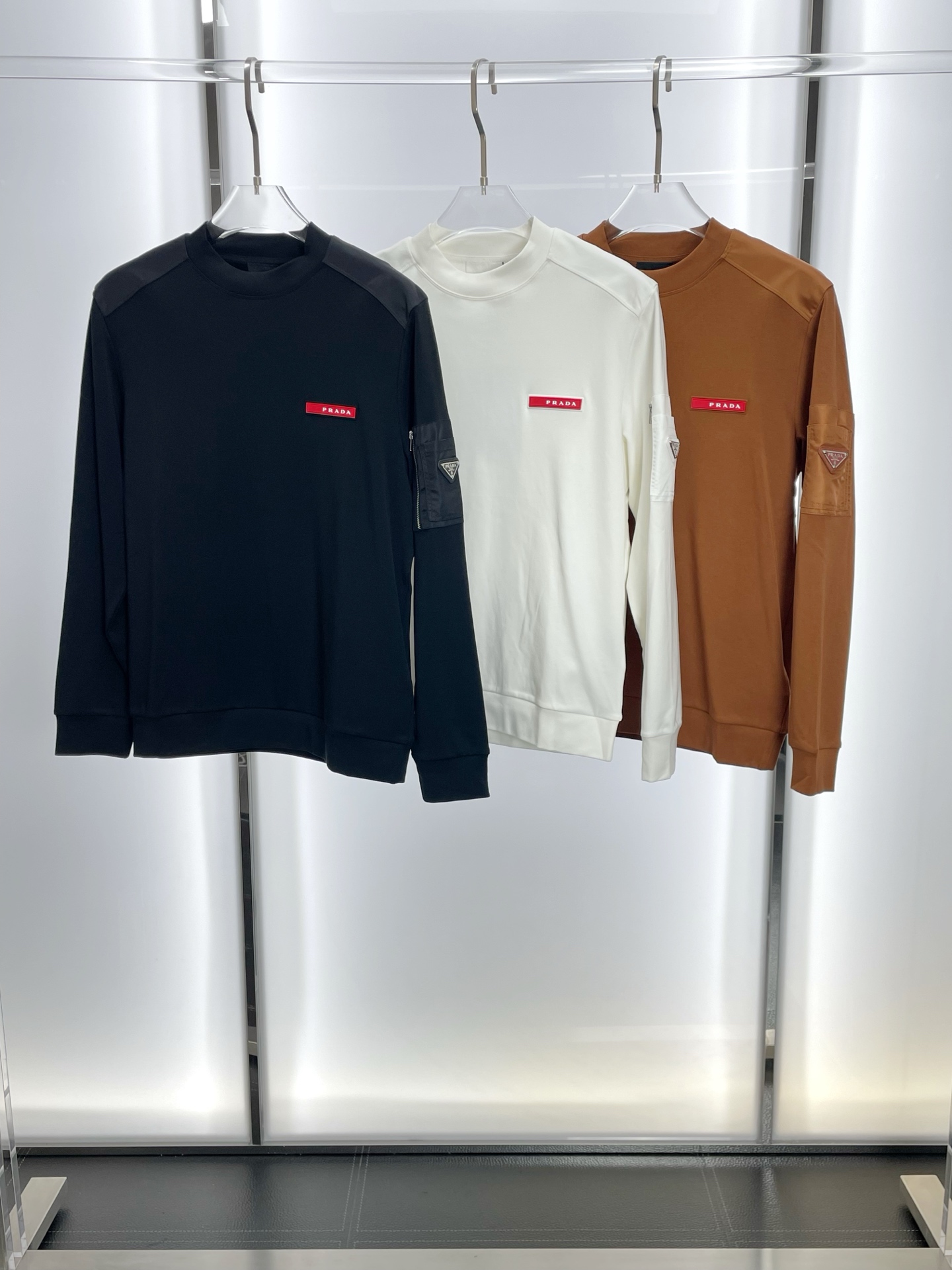 NO:572347,.Prada exclusively supplies new original men's casual sweatshirts. High-end customization. High version. Fashionable and versatile original imported fabrics. Logo pattern design. Super soft and delicate feel. Skin-friendly and comfortable to wear. High-end boutique. The upper body is finely made by the factory. It is a must-have item for men. Three standards are complete. Sizes M-3XL, prada, prada, hoodie, sweatshirts, alexander wang19860909.Prada普拉达独家专供新款原单男士休闲卫衣 高端定制 高版本 时尚百搭爆款原版进口面料 logo图案设计 手感超柔软细腻 穿着亲肤舒适 高端精品 代工厂精细做上身非常赞 男士必备单品 三标齐全 尺码M-3XL,,prada,prada,hoodie,sweatshirts,alexander wang,Men's clothing