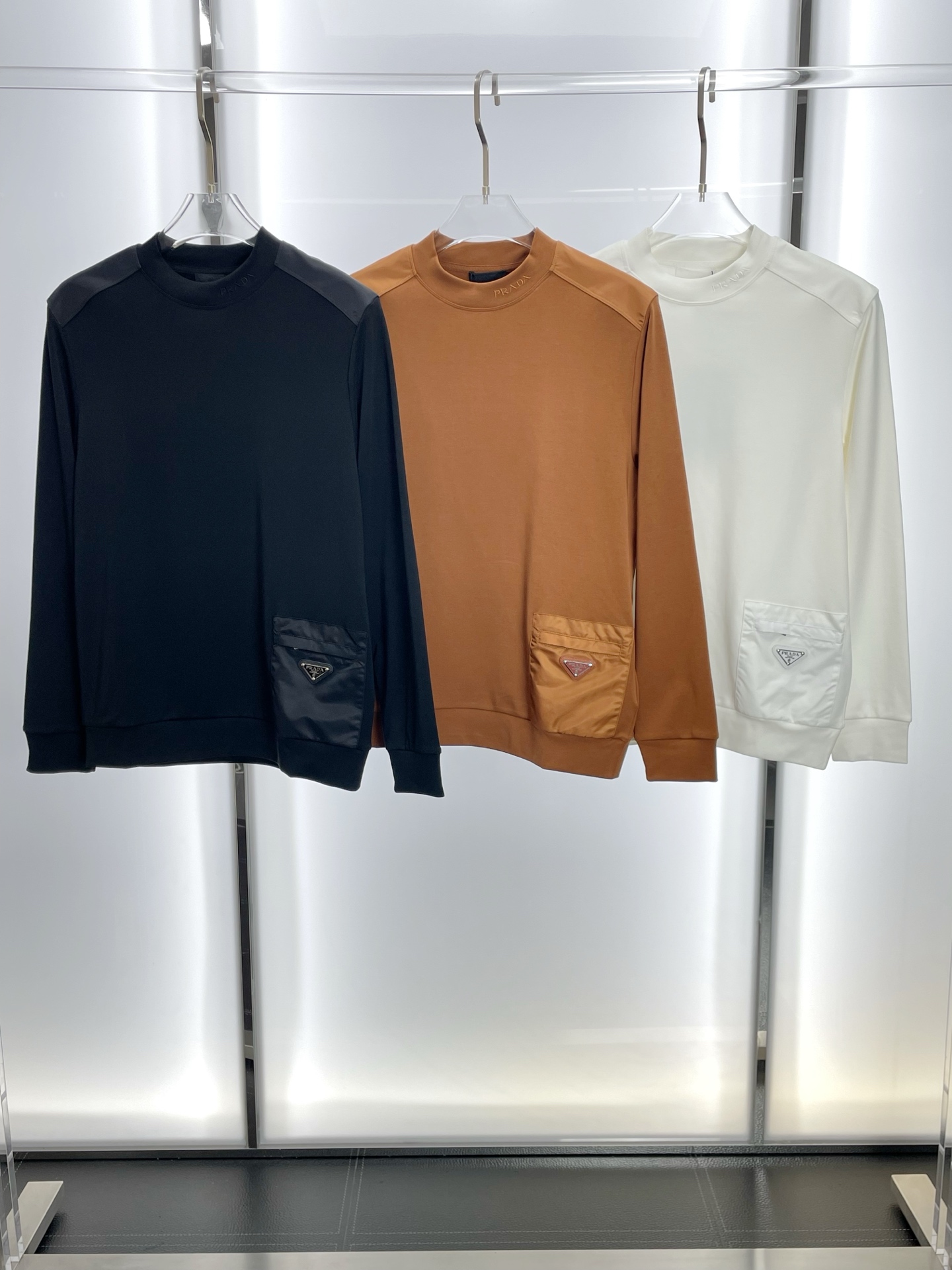 NO:572353,.Prada exclusively supplies new original men's casual sweatshirts. High-end customization. High version. Fashionable and versatile original imported fabrics. Logo pattern design. Super soft and delicate feel. Skin-friendly and comfortable to wear. High-end boutique. The upper body is finely made by the factory. It is a must-have item for men. Three standards are complete. Sizes M-3XL, prada, prada, hoodie, sweatshirts, alexander wang19860909.Prada普拉达独家专供新款原单男士休闲卫衣 高端定制 高版本 时尚百搭爆款原版进口面料 logo图案设计 手感超柔软细腻 穿着亲肤舒适 高端精品 代工厂精细做上身非常赞 男士必备单品 三标齐全 尺码M-3XL,,prada,prada,hoodie,sweatshirts,alexander wang,Men's clothing