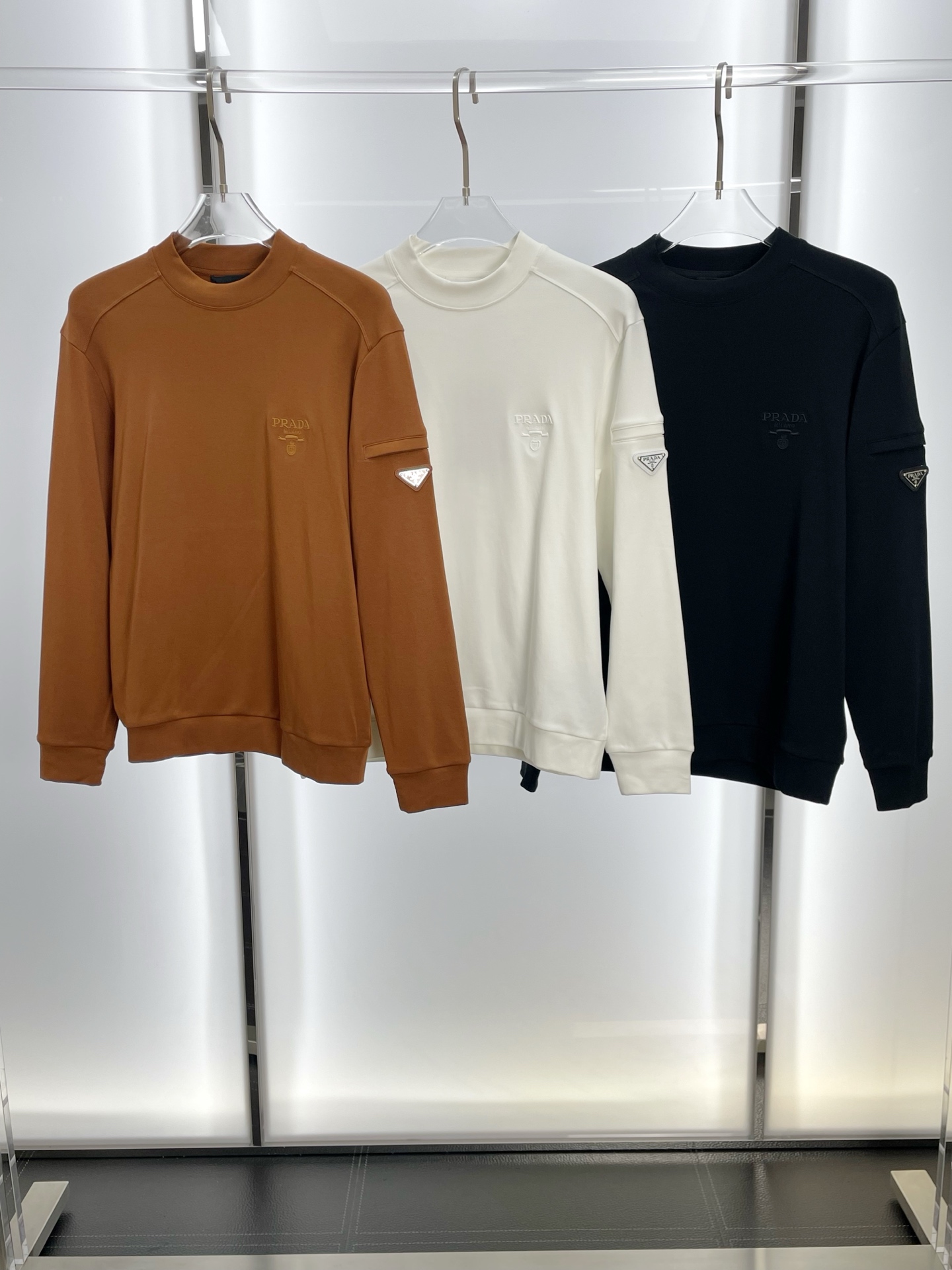 NO:572351,.Prada exclusively supplies new original men's casual sweatshirts. High-end customization. High version. Fashionable and versatile original imported fabrics. Logo pattern design. Super soft and delicate feel. Skin-friendly and comfortable to wear. High-end boutique. The upper body is finely made by the factory. It is a must-have item for men. Three standards are complete. Sizes M-3XL, prada, prada, hoodie, sweatshirts, alexander wang19860909.Prada普拉达独家专供新款原单男士休闲卫衣 高端定制 高版本 时尚百搭爆款原版进口面料 logo图案设计 手感超柔软细腻 穿着亲肤舒适 高端精品 代工厂精细做上身非常赞 男士必备单品 三标齐全 尺码M-3XL,,prada,prada,hoodie,sweatshirts,alexander wang,Men's clothing