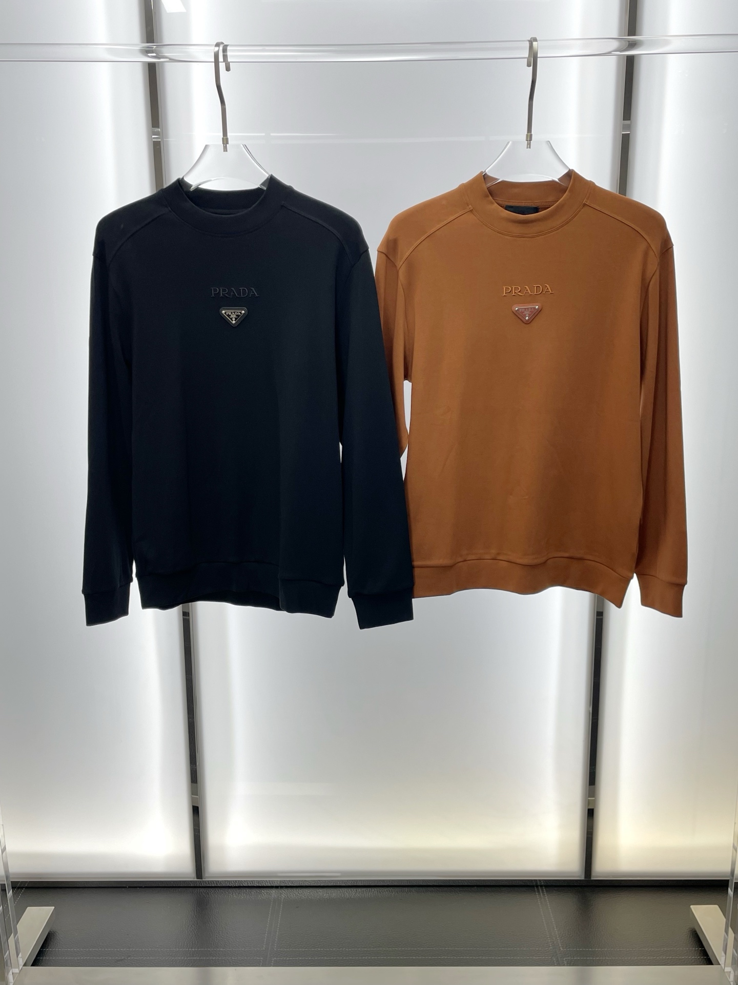 NO:572330,.Prada exclusively supplies new original men's casual sweatshirts. High-end customization. High version. Fashionable and versatile original imported fabrics. Logo pattern design. Super soft and delicate feel. Skin-friendly and comfortable to wear. High-end boutique. The upper body is finely made by the factory. It is a must-have item for men. Three standards are complete. Sizes M-3XL, prada, prada, hoodie, sweatshirts, alexander wang19860909.Prada普拉达独家专供新款原单男士休闲卫衣 高端定制 高版本 时尚百搭爆款原版进口面料 logo图案设计 手感超柔软细腻 穿着亲肤舒适 高端精品 代工厂精细做上身非常赞 男士必备单品 三标齐全 尺码M-3XL,,prada,prada,hoodie,sweatshirts,alexander wang,Men's clothing