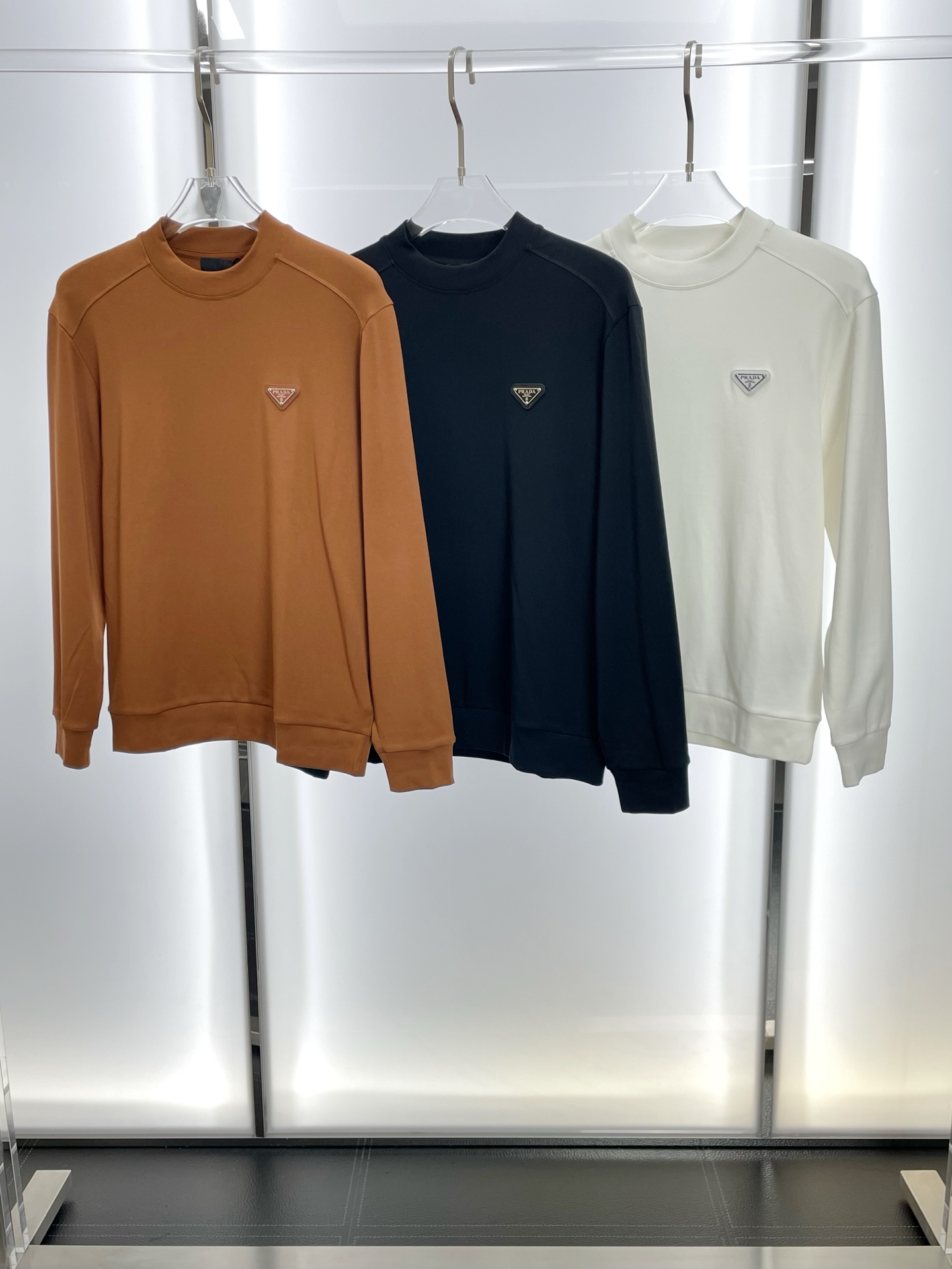 NO:572339,.Prada exclusively supplies new original men's casual sweatshirts. High-end customization. High version. Fashionable and versatile original imported fabrics. Logo pattern design. Super soft and delicate feel. Skin-friendly and comfortable to wear. High-end boutique. The upper body is finely made by the factory. It is a must-have item for men. Three standards are complete. Sizes M-3XL, prada, prada, hoodie, sweatshirts, alexander wang19860909.Prada普拉达独家专供新款原单男士休闲卫衣 高端定制 高版本 时尚百搭爆款原版进口面料 logo图案设计 手感超柔软细腻 穿着亲肤舒适 高端精品 代工厂精细做上身非常赞 男士必备单品 三标齐全 尺码M-3XL,,prada,prada,hoodie,sweatshirts,alexander wang,Men's clothing