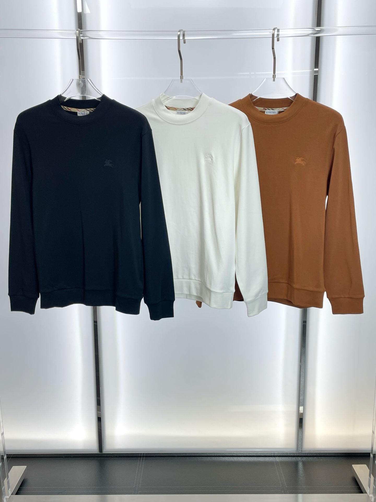 NO:572345,.Burberry exclusively provides new original men's casual sweatshirts. High-end customization. High version. Fashionable and versatile original imported fabrics. Logo pattern design. Super soft and delicate feel. Skin-friendly and comfortable to wear. High-end boutique. The upper body is finely made by the factory. It is a must-have item for men. Three complete standards. Sizes M-3XL, burberry, burberry, hoodie, sweatshirts, alexander wang19860909.Burberry巴宝莉独家专供新款原单男士休闲卫衣 高端定制 高版本 时尚百搭爆款原版进口面料 logo图案设计 手感超柔软细腻 穿着亲肤舒适 高端精品 代工厂精细做上身非常赞 男士必备单品 三标齐全 尺码M-3XL,,burberry,burberry,hoodie,sweatshirts,alexander wang,Men's clothing