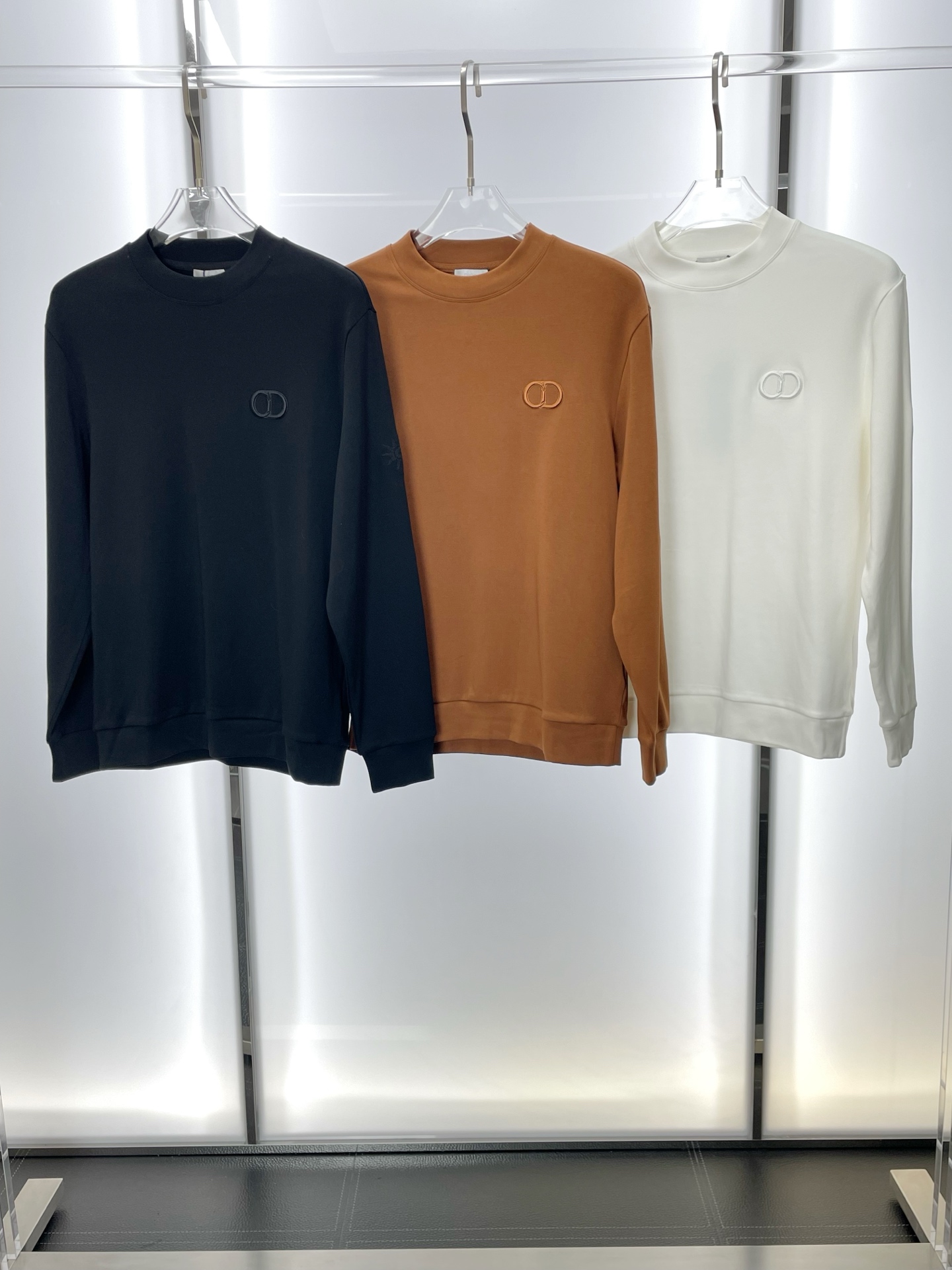 NO:572336,.Dior Dior exclusively provides new original men's casual sweatshirts. High-end customization. High version. Fashionable and versatile original imported fabrics. Logo pattern design. Super soft and delicate feel. Skin-friendly and comfortable to wear. High-end boutique. The upper body is finely made by the factory. It is a must-have item for men. Three standards are complete. Sizes M-3XL, dior, dior, hoodie, sweatshirts, alexander wang19860909.Dior迪奥独家专供新款原单男士休闲卫衣 高端定制 高版本 时尚百搭爆款原版进口面料 logo图案设计 手感超柔软细腻 穿着亲肤舒适 高端精品 代工厂精细做上身非常赞 男士必备单品 三标齐全 尺码M-3XL,,dior,dior,hoodie,sweatshirts,alexander wang,Men's clothing