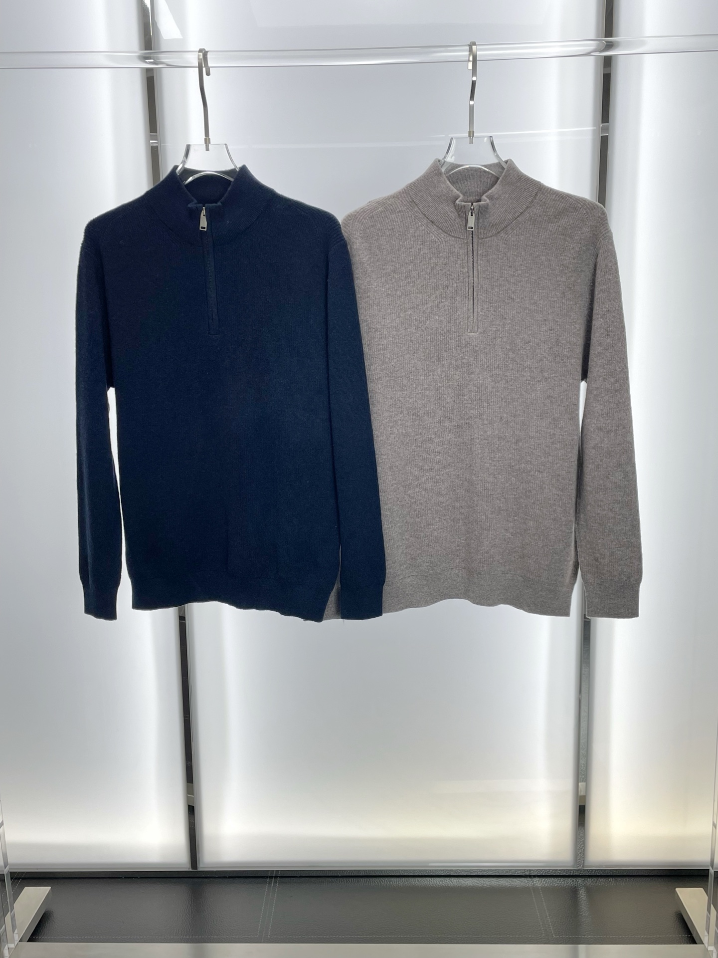 NO:572350,.Brioni exclusively supplies new original men's casual knitted sweaters, high-end customization, high-end version, fashionable and versatile imported fabrics, super soft and delicate to the touch, skin-friendly and comfortable to wear, high-end boutique, the upper body is exquisitely made by the factory, a must-have item for men, complete with three standards, size 48-56,,sweaters,alexander wang19860909.Brioni布里奥尼独家专供新款原单男士休闲针织毛衣 高端定制 高端版本 时尚百搭爆款进口面料 手感超柔软细腻 穿着亲肤舒适 高端精品 代工厂精细做上身非常赞 男士必备单品 三标齐全 码数48-56,,sweaters,alexander wang,Men's clothing