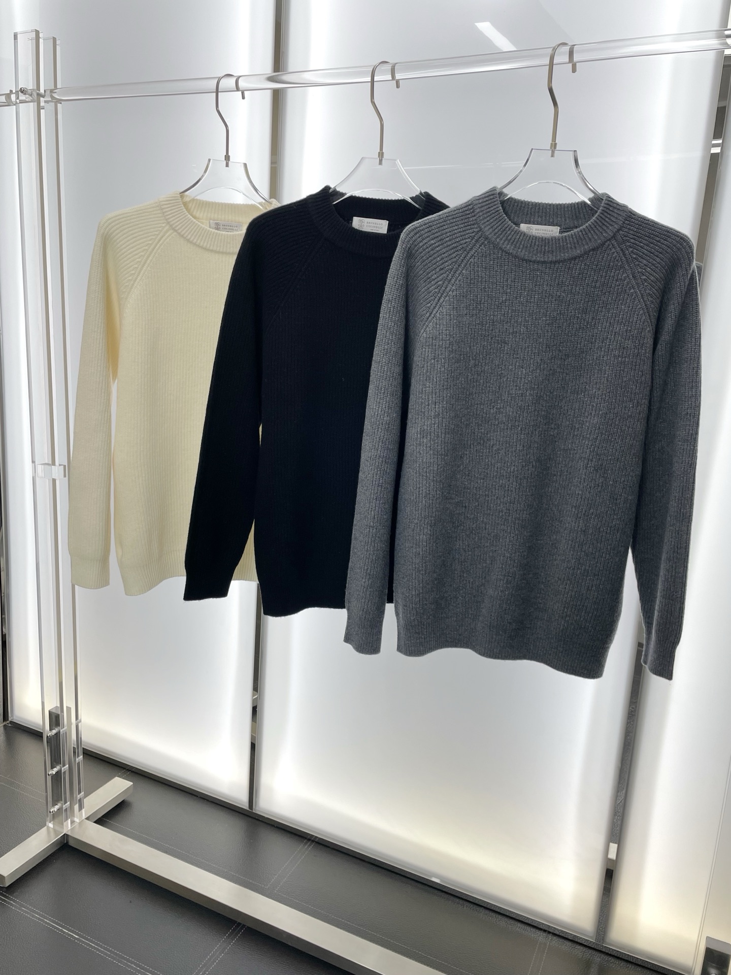 NO:572348,.BC-Brunello Cucinali Brunello Cucinali exclusively supplies new original men's casual sweaters. High-end customization. High-end version. Fashionable and versatile imported fabrics. Super soft and delicate feel. Skin-friendly and comfortable to wear. High-end boutique. The upper body is exquisitely made by the factory. A must-have item for men. Complete with three labels. Size 48-56, brunello cucinelli, sweaters, alexander wang19860909.BC-Brunello Cucinali布鲁内洛·库奇内利独家专供新款原单男士休闲毛衣 高端定制 高端版本 时尚百搭爆款进口面料 手感超柔软细腻 穿着亲肤舒适 高端精品 代工厂精细做上身非常赞 男士必备单品 三标齐全 码数48-56,,brunello cucinelli,sweaters,alexander wang,Men's clothing