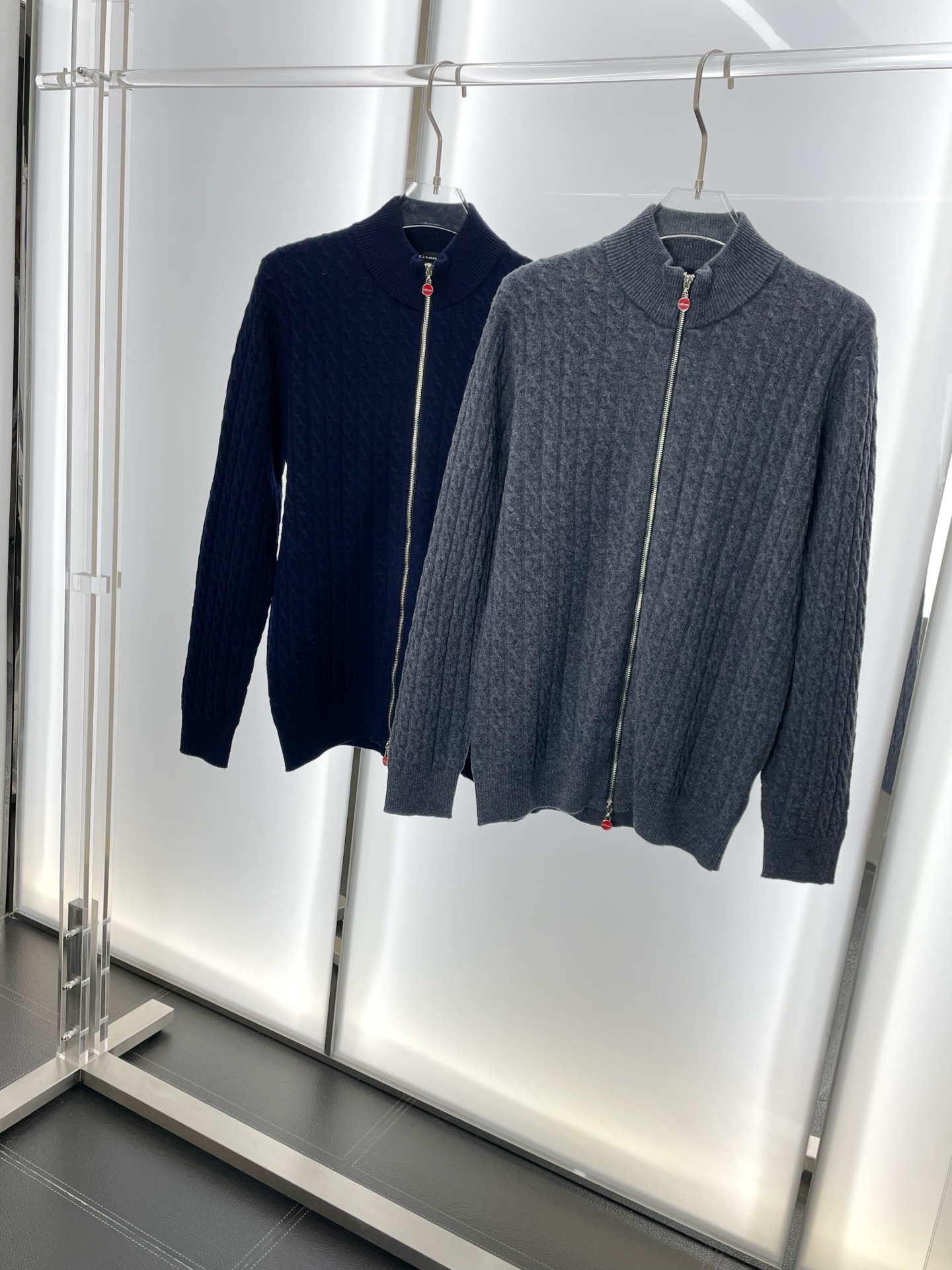 NO:572354,.KITON exclusively provides new original men's casual zipper sweaters, high-end customization, high-end version, fashionable and versatile imported fabrics, super soft and delicate to the touch, skin-friendly and comfortable to wear, high-end boutique, the upper body is exquisitely made by the factory, a must-have item for men, complete with three standards, yardage 48-56,,sweaters,alexander wang19860909.KITON独家专供新款原单男士休闲拉链毛衣 高端定制 高端版本 时尚百搭爆款进口面料 手感超柔软细腻 穿着亲肤舒适 高端精品 代工厂精细做上身非常赞 男士必备单品 三标齐全 码数48-56,,sweaters,alexander wang,Men's clothing