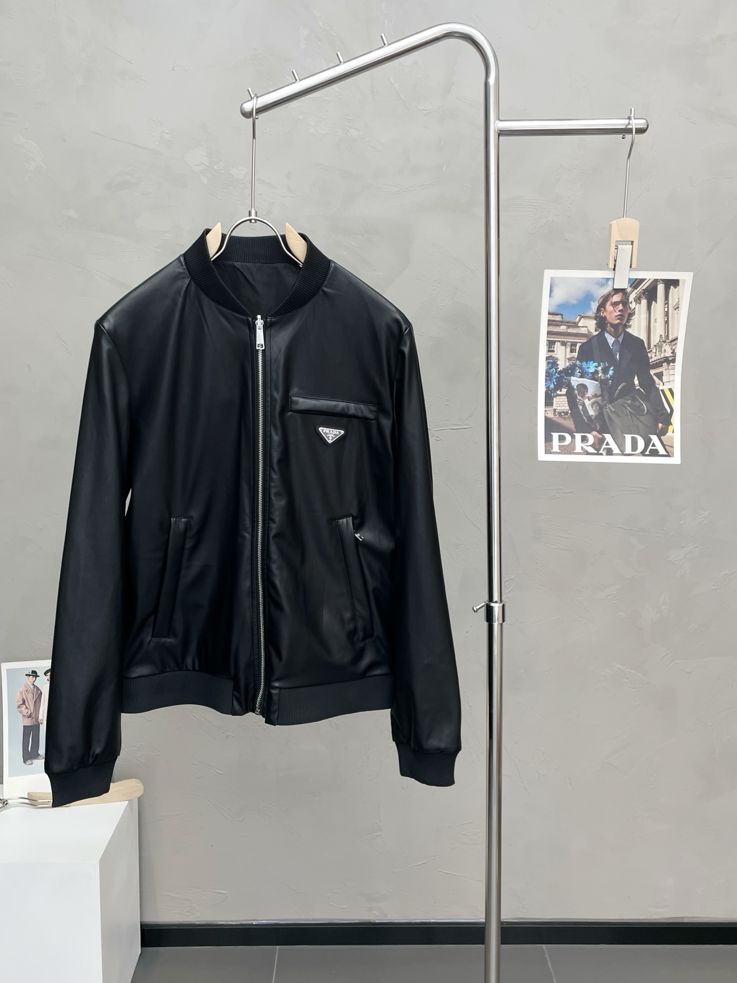 NO:573414,.Prada exclusively offers the latest autumn and winter fashionable leather jackets. Reversible design, classic design and stunningly beautiful leather jackets. The quality is impeccable and quality control allows you to buy it directly. It is a high-end product that cannot be faulted! You can feel its powerful aura through the detailed pictures. It has a remarkable effect of gathering heat and keeping warm, so you don’t have to worry about getting a little chilly! Both fashionable and functional, the whole style looks more luxurious! Size 46-52,,prada,prada,jackets & coats,leather jacket,alexander wang19860909.Prada普拉达独家专供最新秋冬时尚皮夹克.双面穿设计 经典设计与颜值爆棚的皮衣 品质更是无法挑剔品控可以直接入手,不容过错的高端臻品！通过细节图片便可感受到它强悍的气场,聚温保暖效果显著,完全不用担心会有一点寒意！时尚与功能性兼备,整款显得更加的奢华大气！ 尺码46-52,,prada,prada,jackets & coats,leather jacket,alexander wang,Men's clothing