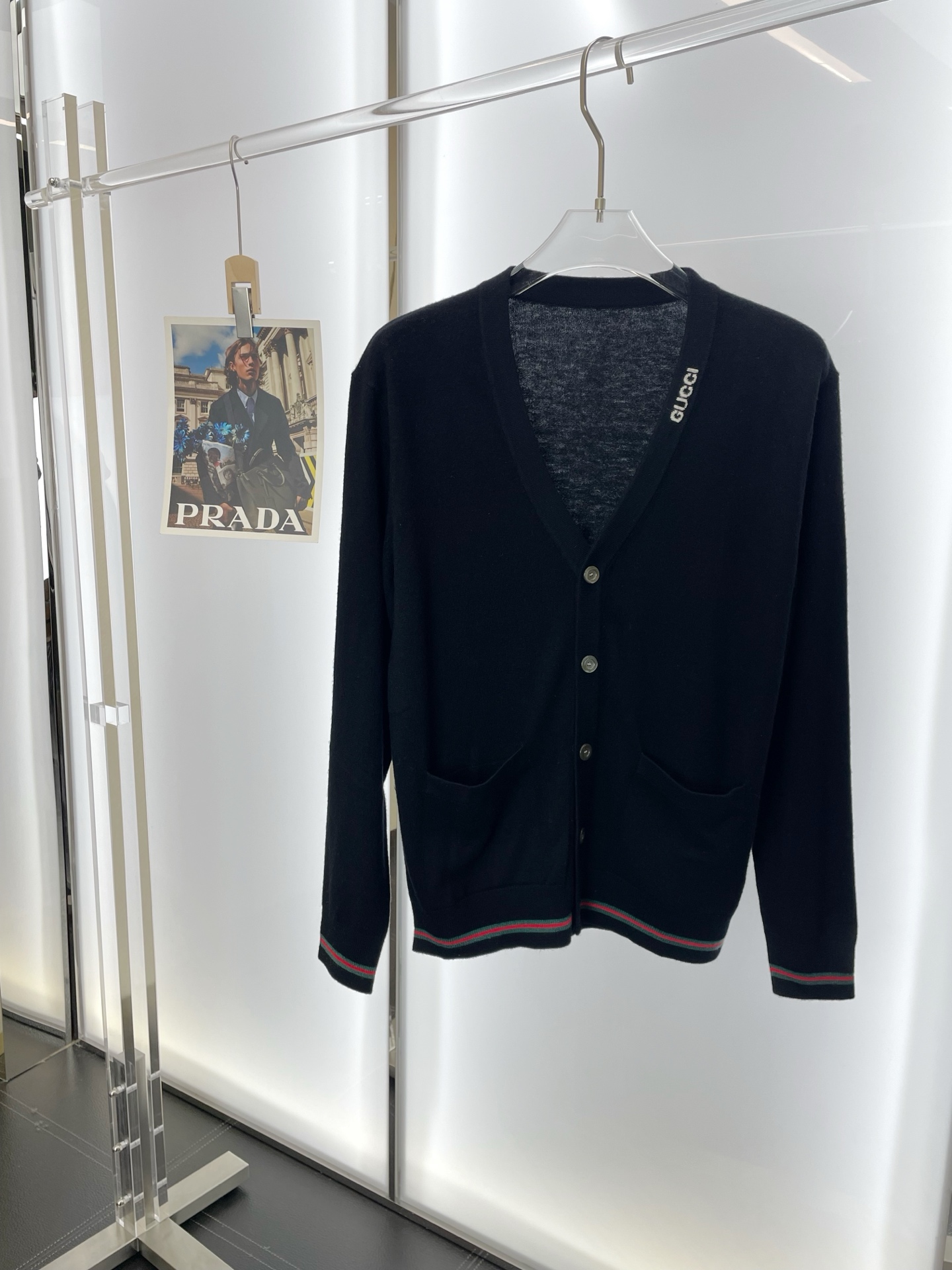 NO:573428,.Gucci Gucci exclusively supplies new original men's casual V-neck sweaters. High-end customization. High-end version. Fashionable and versatile imported fabrics. Super soft and delicate feel. Skin-friendly and comfortable to wear. Warm and comfortable. High-end boutique. The upper body is exquisitely made by the factory. A must-have item for men. Three complete standards. Size M-3XL,,gucci,gucci,sweaters,alexander wang19860909.Gucci古驰独家专供新款原单男士休闲V领毛衣 高端定制 高端版本 时尚百搭爆款进口面料 手感超柔软细腻 穿着亲肤舒适 保暖舒适 高端精品 代工厂精细做上身非常赞 男士必备单品 三标齐全 码数M-3XL,,gucci,gucci,sweaters,alexander wang,Men's clothing