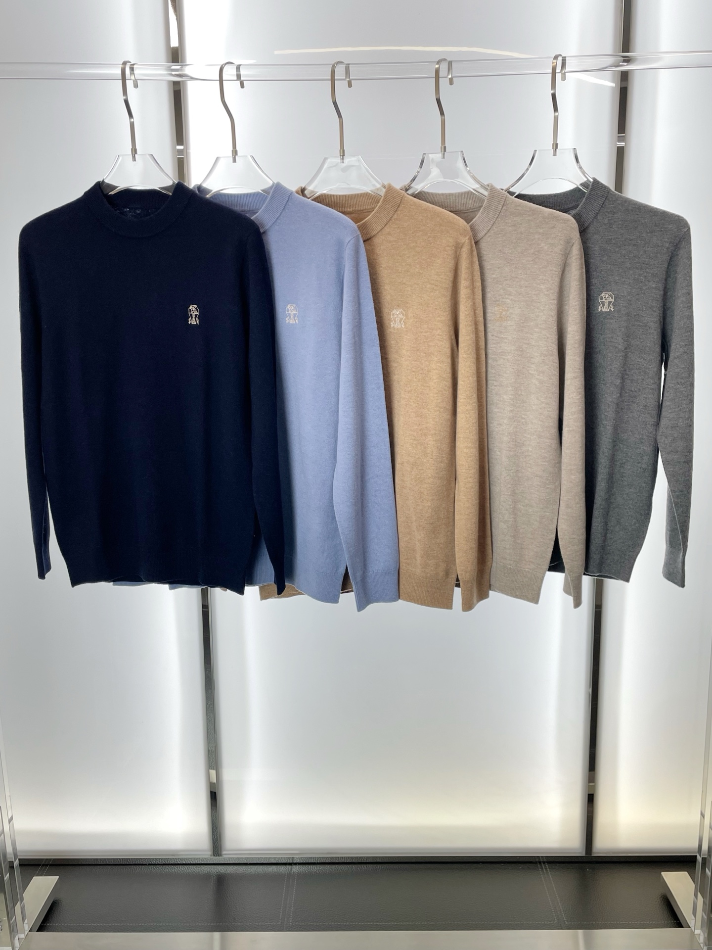 NO:573436,.BC-Brunello Cucineli Brunello Cucineli exclusively provides new original men's casual sweaters. High-end customization. High version. Fashionable and versatile imported fabrics. Super soft and delicate feel. Skin-friendly and comfortable to wear. High-end boutique. The upper body is exquisitely made by the factory. Men's must-have items. Three labels are complete. Size M-3XL, brunello cucinelli, sweaters, alexander wang19860909.BC-Brunello Cucineli 布鲁内洛 库奇內利独家专供新款原单男士休闲毛衣 高端定制 高版本 时尚百搭爆款进口面料 手感超柔软细腻 穿着亲肤舒适 高端精品 代工厂精细做上身非常赞 男士必备单品 三标齐全 码数M-3XL,,brunello cucinelli,sweaters,alexander wang,Men's clothing