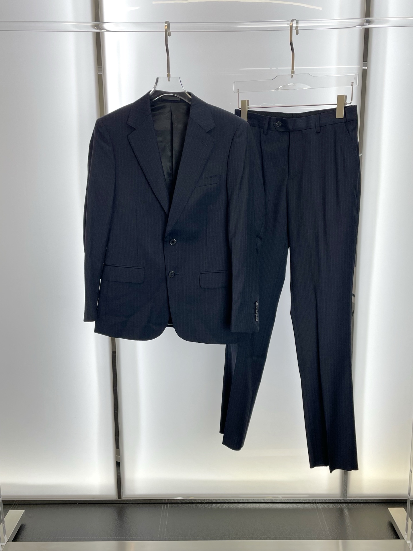 NO:573425,/Set. Brioni's new suit, order from foreign trade company. Simple casual suit jacket, exclusively imported original polyester fiber fabric. It is breathable, soft and warm, very straight and drapey. The whole piece of clothing is neatly machined and has neat and smooth lines. All hardware accessories are supplied by customers and have top accessories with logo. At first glance, they are high-end fabrics. This kind of fabrics are all custom-woven. There is no such thing as good products from regular large factories. There is nothing picky about them.  Such a jacket is a regular wear and very practical. Sizes M-3XL,,jackets & coats,business suit,alexander wang19860909/套.Brioni布里奥尼新款西服套装,外贸公司订单 简约休闲西装外套,独家专供进口原版聚酯纤维面料,透气柔软保暖性很强,笔挺垂感十足,整件衣服车工走线整齐平整,所有五金附料都是客供带logo顶级配件 一看就是高档的面料 这种面料都是定织的 外面根本就没有 正规大厂途径出来的好货,无任何有挑剔的地方 这样的一件外套属于常备常穿的,实用性很强.尺码M-3XL,,jackets & coats,business suit,alexander wang,Men's clothing