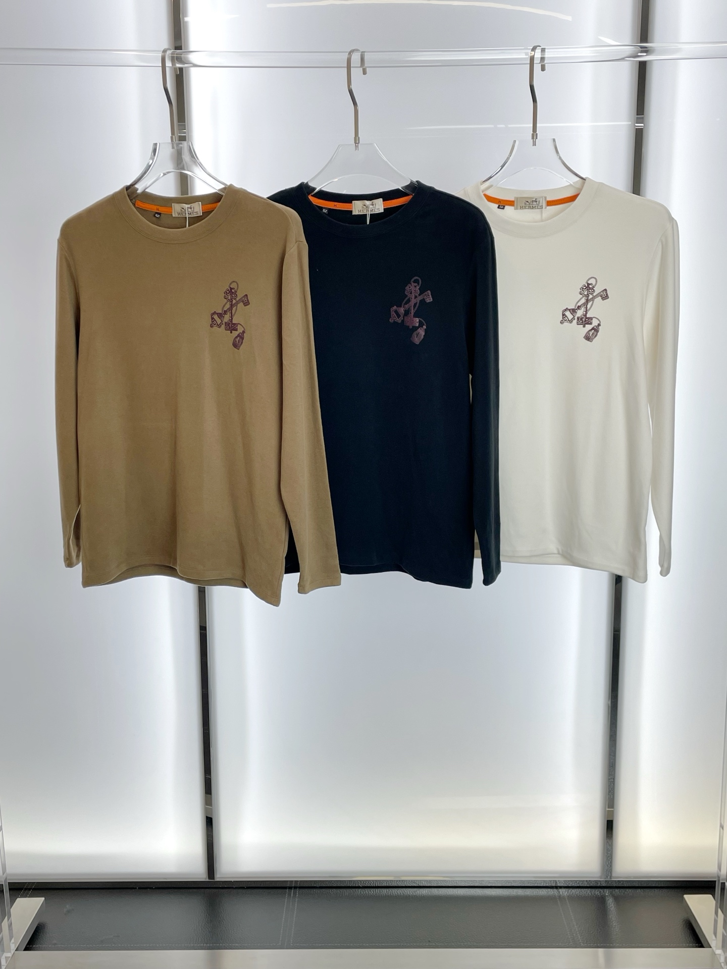 NO:573434,.Hermès exclusively supplies new original men's casual fleece long sleeves. High-end customization. High-end version. Fashionable and versatile imported fabrics. Super soft and delicate feel. Skin-friendly and comfortable to wear. High-end boutique. The upper body is exquisitely made by the factory. A must-have item for men. Three complete standards. Size 48-58,,hermes,hermes,alexander wang19860909.Hermès爱马仕独家专供新款原单男士休闲抓绒长袖 高端定制 高端版本 时尚百搭爆款进口面料 手感超柔软细腻 穿着亲肤舒适 高端精品 代工厂精细做上身非常赞 男士必备单品 三标齐全 码数48-58,,hermes,hermes,alexander wang,Men's clothing