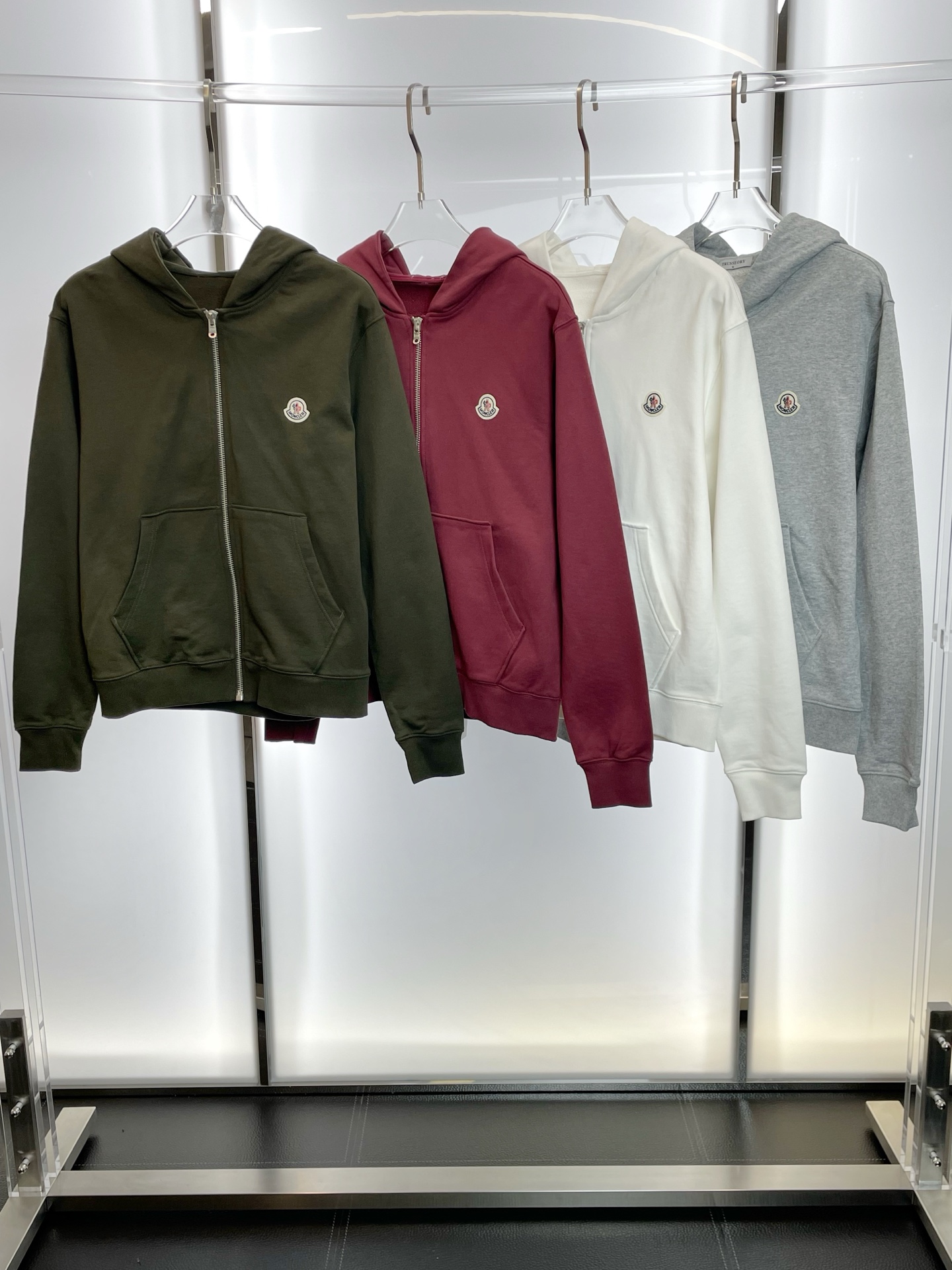 NO:573438,.Moncler only offers the latest fashionable zipper sweatshirt jackets. Jackets with classic design and great looks. The quality is impeccable and quality control allows you to buy it directly. It is a high-end product that cannot be faulted! You can feel its powerful aura through the detailed pictures. It has a remarkable effect of gathering heat and keeping warm, so you don’t have to worry about getting a little chilly! Both fashionable and functional, the whole style looks more luxurious! Size M-3XL,,Moncler,hoodie,sweatshirts,jackets & coats,alexander wang19860909.Moncler蒙口独家专供最新时尚拉链卫衣外套 经典设计感与颜值爆棚的外套,品质更是无法挑剔品控可以直接入手,不容过错的高端臻品！通过细节图片便可感受到它强悍的气场,聚温保暖效果显著,完全不用担心会有一点寒意！时尚与功能性兼备,整款显得更加的奢华大气！ 尺码M-3XL,,Moncler,hoodie,sweatshirts,jackets & coats,alexander wang,Men's clothing