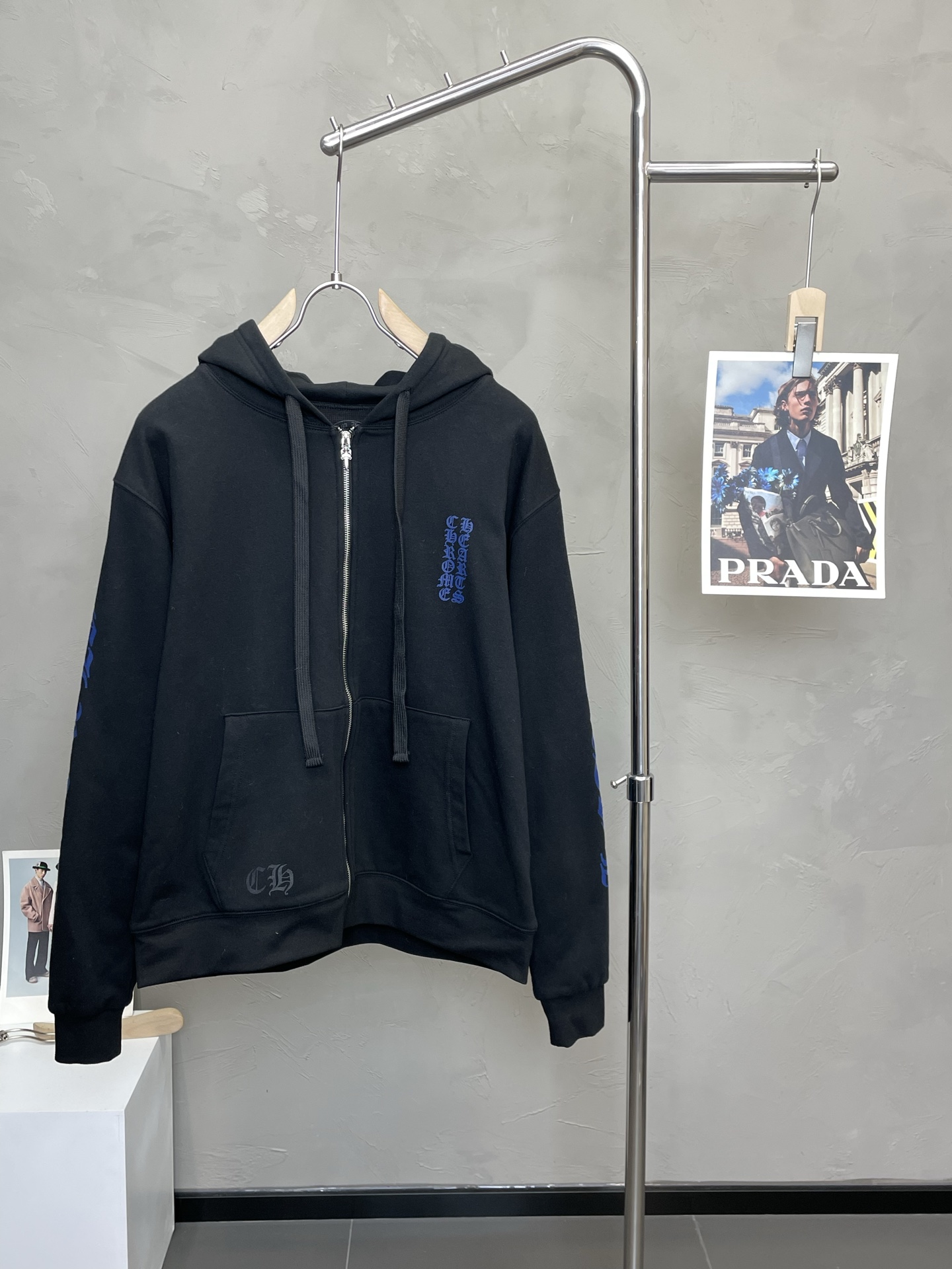 NO:573417,.Chrome Hearts exclusively provides the latest fashion zipper sweatshirt jackets. Jackets with classic design and great looks. The quality is impeccable and quality control allows you to buy it directly. It is a high-end product that cannot be faulted! You can feel its powerful aura through the detailed pictures. It has a remarkable effect of gathering heat and keeping warm, so you don’t have to worry about getting a little chilly! Both fashionable and functional, the whole style looks more luxurious! Sizes S-XL,,chrome hearts,chrome hearts,hoodie,sweatshirts,jackets & coats,alexander wang19860909.Chrome hearts克罗心独家专供最新时尚拉链卫衣外套 经典设计感与颜值爆棚的外套,品质更是无法挑剔品控可以直接入手,不容过错的高端臻品！通过细节图片便可感受到它强悍的气场,聚温保暖效果显著,完全不用担心会有一点寒意！时尚与功能性兼备,整款显得更加的奢华大气！ 尺码S-XL,,chrome hearts,chrome hearts,hoodie,sweatshirts,jackets & coats,alexander wang,Men's clothing