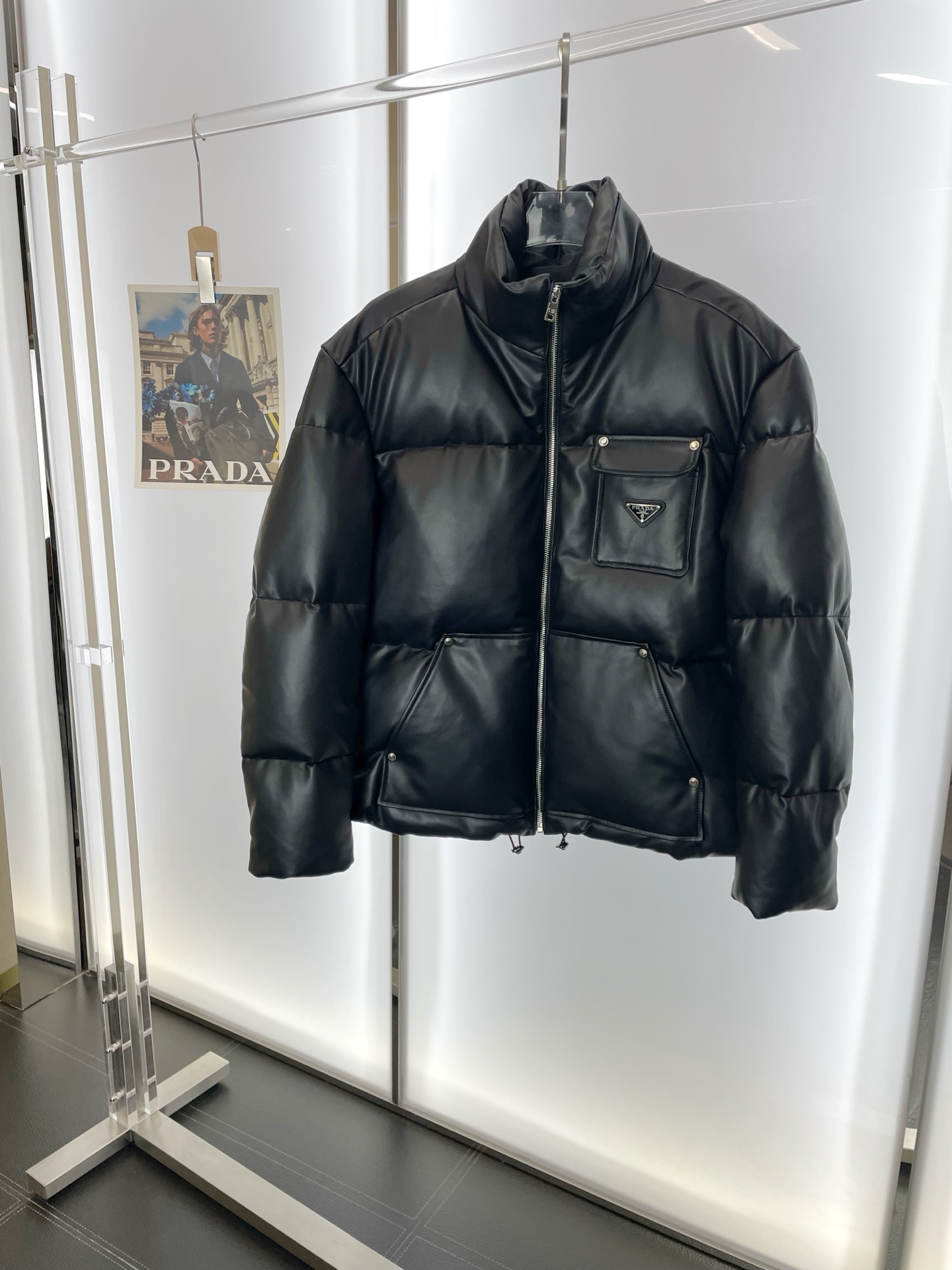 NO:573433,.Leather jackets - Prada exclusively offers the latest leather jackets with stand-up collars. Solid-color leather jackets with stand-up collars. Leather jackets with classic designs and great looks. Imported leather and imported fabrics. The quality is impeccable. Quality control allows you to buy it directly. It is a high-end product that cannot be faulted! You can feel its powerful aura through the detailed pictures. It has a remarkable effect of gathering heat and keeping warm, so you don’t have to worry about getting a little chilly! Both fashionable and functional, the whole style looks more luxurious! Size M-3XL,,prada,prada,leather jacket,down jacket,alexander wang19860909.皮衣- Prada普拉达独家专供最新立领羽绒服皮衣 纯色立领羽绒服皮衣 经典设计与颜值爆棚的皮衣 进口皮进口面料 品质更是无法挑剔品控可以直接入手,不容过错的高端臻品！通过细节图片便可感受到它强悍的气场,聚温保暖效果显著,完全不用担心会有一点寒意！时尚与功能性兼备,整款显得更加的奢华大气！ 尺码M-3XL,,prada,prada,leather jacket,down jacket,alexander wang,Men's clothing