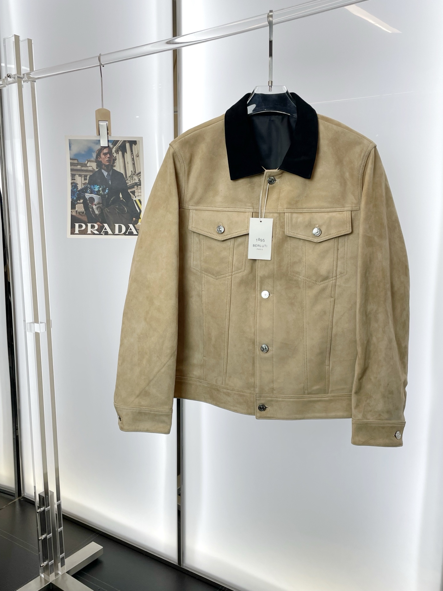 NO:573435,.Leather clothing - BERLUTI exclusively provides the latest leather clothing, classic lapel suede leather button jackets, imported leather and imported fabrics. The quality is impeccable and the quality control can be purchased directly. High-end products that cannot be faulted! You can feel its powerful aura through the detailed pictures. It has a remarkable effect of gathering heat and keeping warm, so you don’t have to worry about getting a little chilly! Both fashionable and functional, the whole style looks more luxurious! Size M-3XL,,jackets & coats,leather jacket,alexander wang19860909.皮衣-BERLUTI布鲁提独家专供最新皮衣 经典翻领绒面皮革钮扣外套 进口皮进口面料 品质更是无法挑剔品控可以直接入手,不容过错的高端臻品！通过细节图片便可感受到它强悍的气场,聚温保暖效果显著,完全不用担心会有一点寒意！时尚与功能性兼备,整款显得更加的奢华大气！ 尺码M-3XL,,jackets & coats,leather jacket,alexander wang,Men's clothing