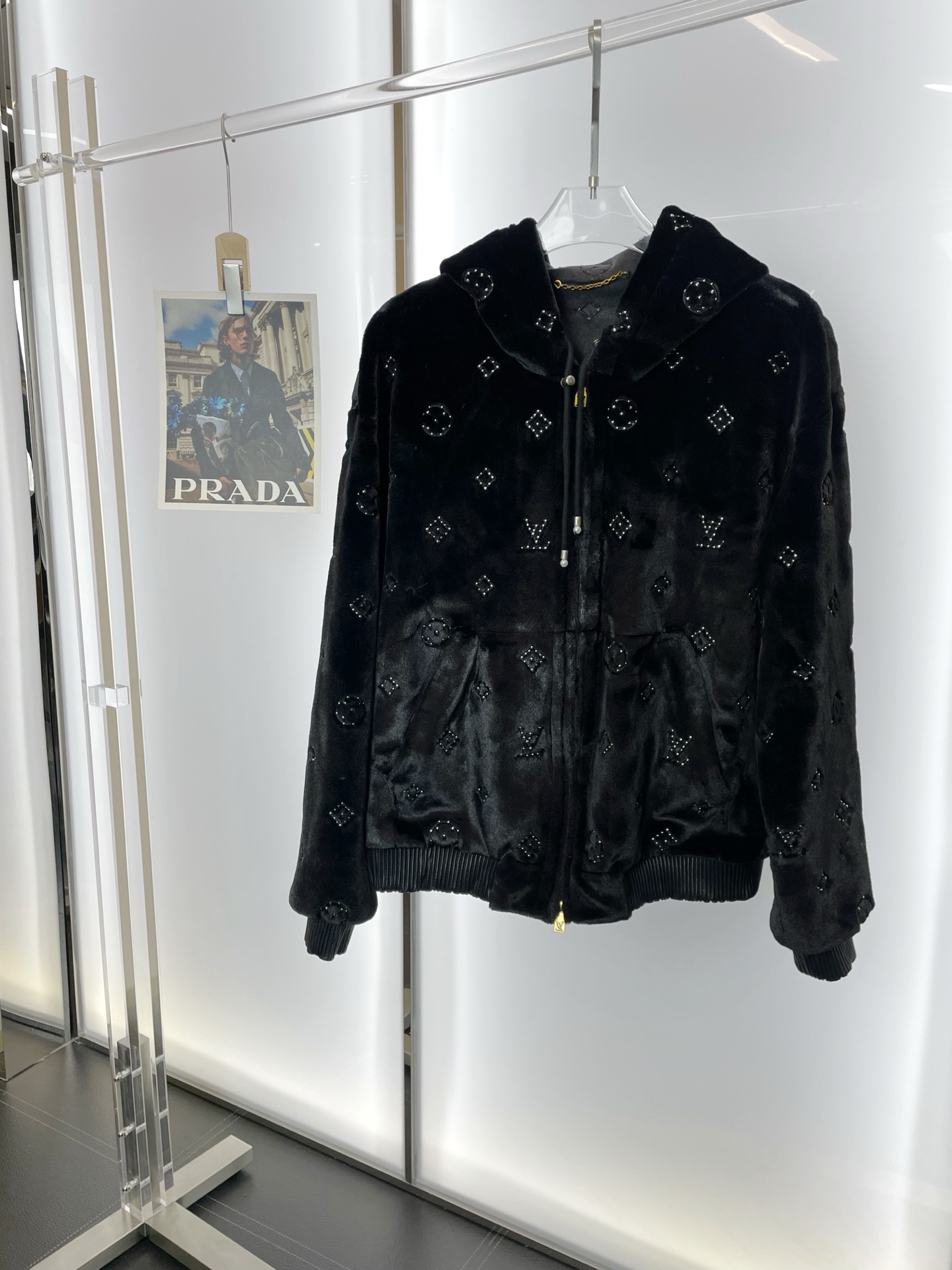 NO:573429,.Leather jackets - Louis Vuitton exclusively offers the latest leather jackets, logo steel bead embroidery, pure wool zipper hooded leather jackets, leather jackets with classic design and great looks, imported leather and imported fabrics, the same style as celebrities! ! The quality is impeccable and quality control allows you to buy it directly, a high-end product that cannot be faulted! You can feel its powerful aura through the detailed pictures. It has a remarkable effect of gathering heat and keeping warm, so you don’t have to worry about getting a little chilly! Both fashionable and functional, the whole style looks more luxurious! Size M-3XL,,louis vuitton,louis vuitton,jackets & coats,leather jacket,hats,alexander wang19860909.皮衣- Louis Vuitton路易威登独家专供最新皮衣 logo钢珠刺绣纯羊毛拉链连帽皮衣夹克 经典设计与颜值爆棚的皮衣 进口皮进口面料 明星同款！！品质更是无法挑剔品控可以直接入手,不容过错的高端臻品！通过细节图片便可感受到它强悍的气场,聚温保暖效果显著,完全不用担心会有一点寒意！时尚与功能性兼备,整款显得更加的奢华大气！ 尺码M-3XL,,louis vuitton,louis vuitton,jackets & coats,leather jacket,hats,alexander wang,Men's clothing