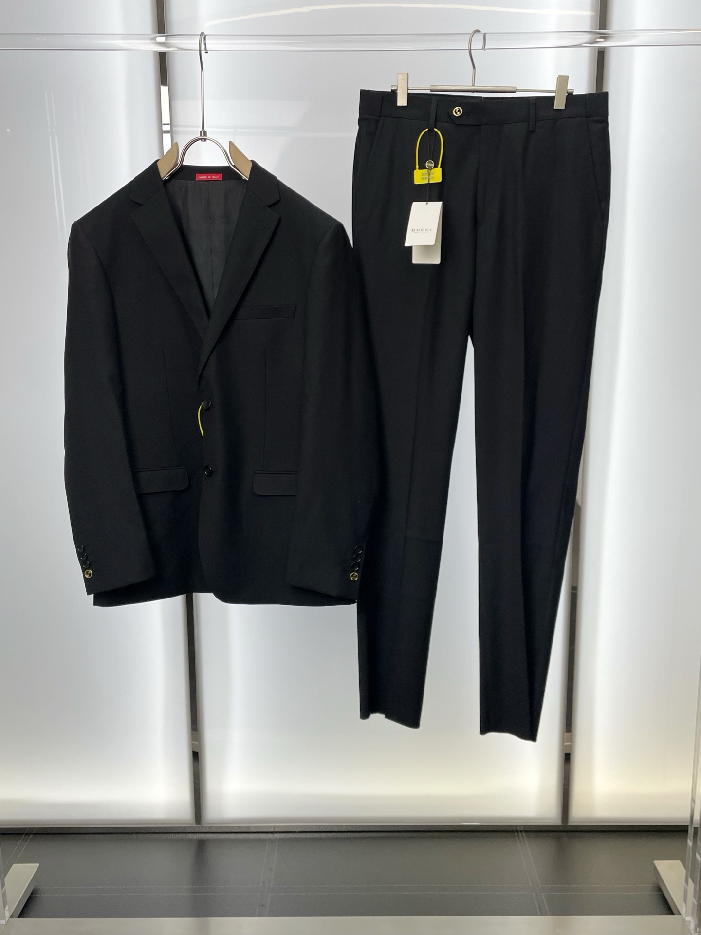 NO:598020,/Set. Single suit, trousers. Gucci new suit suit, foreign trade company order. Simple casual suit jacket, a new style that everyone will buy!  Imported original polyester fabric, breathable, soft and warm, with a straight and drapey feel. The whole piece of clothing has been machined neatly and neatly. All the hardware and accessories are supplied by customers and have top-quality logos. At first glance, they are high-end fabrics. These fabrics are all custom-woven. There is no such thing as good products from regular large factories. There is nothing picky about them.  Such a coat is a regular wear and is very practical. Sizes include jackets 46-58, pants 29-38, gucci, gucci, jackets & coats, business suit, alexander wang19860909/套.单西、西裤.Gucci古驰新款西服套装,外贸公司订单 简约休闲西装外套,砸锅卖铁都要上的新款！进口原版聚酯纤维面料,透气柔软保暖性很强,笔挺垂感十足,整件衣服车工走线整齐平整,所有五金附料都是客供带logo顶级配件 一看就是高档的面料 这种面料都是定织的 外面根本就没有 正规大厂途径出来的好货,无任何有挑剔的地方 这样的一件外套属于常备常穿的,实用性很强.尺码外套46-58、裤子29-38,,gucci,gucci,jackets & coats,business suit,alexander wang,Men's clothing