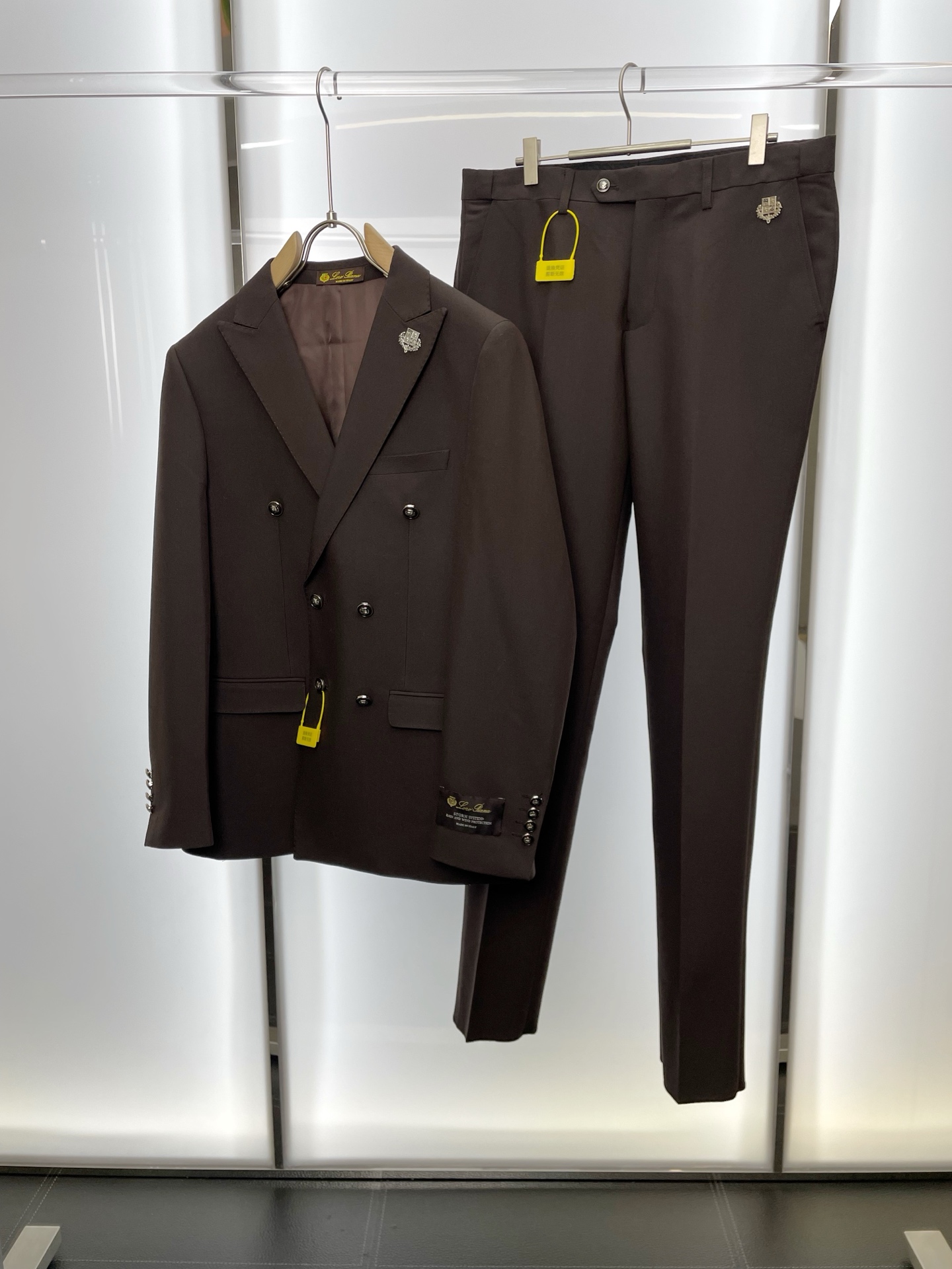 NO:598017,/Set. Single suit, trousers. LP-Loro Piana new suit suit, foreign trade company order. Simple casual suit jacket, a new style that must be sold at any time!  Imported original polyester fabric, breathable, soft and warm, with a straight and drapey feel. The whole piece of clothing has been machined neatly and neatly. All hardware accessories are top-grade accessories with logos. It looks like high-end fabrics at first glance. This kind of fabric is custom-woven. There is no such thing outside. It is a good product from a regular factory. There is nothing picky about it. This kind of jacket is for regular wear and is very practical. Sizes 46-56, loro piana, loro piana, jackets &  coats,business suit,alexander wang19860909/套.单西、西裤.LP-Loro Piana诺悠翩雅新款西服套装,外贸公司订单 简约休闲西装外套,砸锅卖铁都要上的新款！进口原版聚酯纤维面料,透气柔软保暖性很强,笔挺垂感十足,整件衣服车工走线整齐平整,所有五金附料都是客供带logo顶级配件 一看就是高档的面料 这种面料都是定织的 外面根本就没有 正规大厂途径出来的好货,无任何有挑剔的地方 这样的一件外套属于常备常穿的,实用性很强.尺码46-56,,loro piana,loro piana,jackets & coats,business suit,alexander wang,Men's clothing