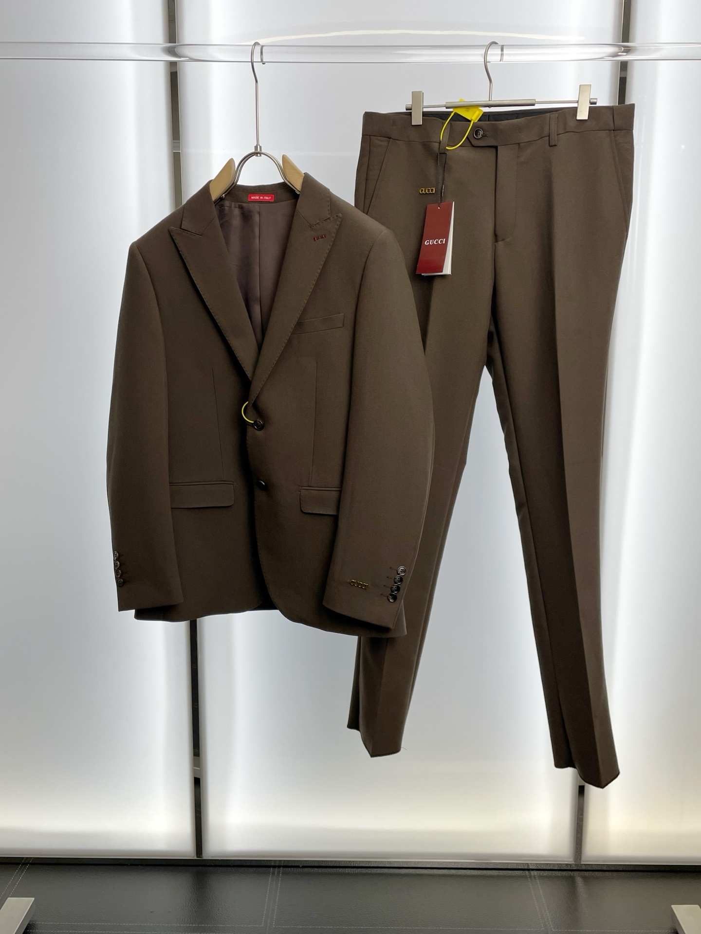 NO:597995,/Set. Single suit, trousers. Gucci new suit suit, foreign trade company order. Simple casual suit jacket, a new style that everyone will buy!  Imported original polyester fabric, breathable, soft and warm, with a straight and drapey feel. The whole piece of clothing has been machined neatly and neatly. All the hardware accessories are top-grade accessories with logos. It looks like high-end fabrics. This kind of fabric is custom-woven. There is no such thing outside. It is a good product from a regular factory. There is nothing picky about it. This kind of coat is a regular wear and very practical. Sizes 46-56, gucci, gucci, jackets & coats, business  suit,alexander wang19860909/套.单西、西裤.Gucci古驰新款西服套装,外贸公司订单 简约休闲西装外套,砸锅卖铁都要上的新款！进口原版聚酯纤维面料,透气柔软保暖性很强,笔挺垂感十足,整件衣服车工走线整齐平整,所有五金附料都是客供带logo顶级配件 一看就是高档的面料 这种面料都是定织的 外面根本就没有 正规大厂途径出来的好货,无任何有挑剔的地方 这样的一件外套属于常备常穿的,实用性很强.尺码46-56,,gucci,gucci,jackets & coats,business suit,alexander wang,Men's clothing