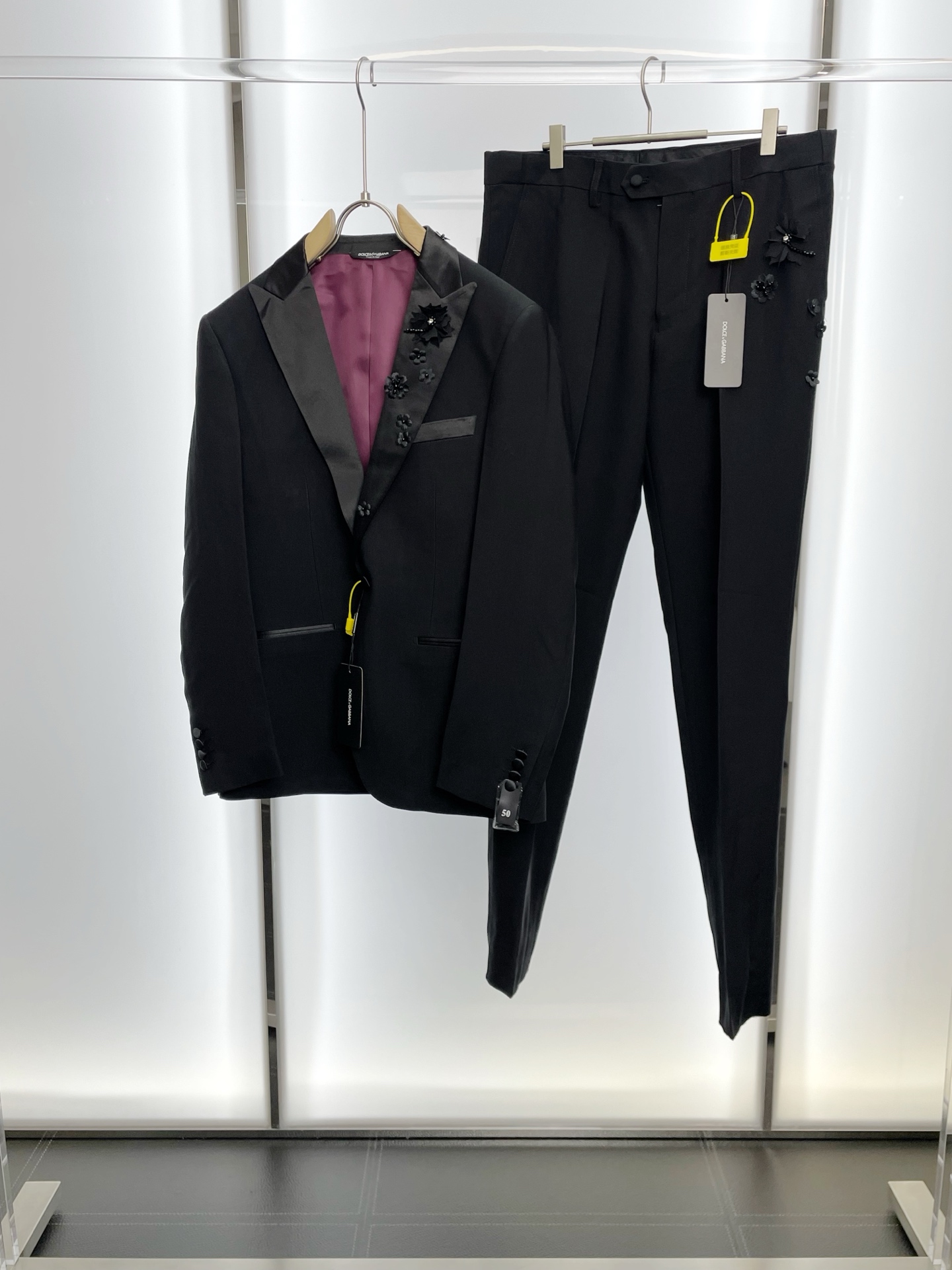 NO:597998,/Set. Single suit, trousers. Dolce&Gabbana new suit suit, foreign trade company order. Simple casual suit jacket, a new style that must be sold at any time!  Imported original polyester fabric, breathable, soft and warm, with a straight and drapey feel. The whole piece of clothing has been machined neatly and neatly. All hardware and accessories are supplied by customers and have top-quality logos. At first glance, they are high-end fabrics. This kind of fabric is all custom-woven. There is no such thing as good products from regular manufacturers. There is nothing picky about it.  Such a coat is a regular wear and very practical. Sizes 46-56,,Dolce&Gabbana,Dolce&Gabbana,jackets & coats,business suit,alexander wang19860909/套.单西、西裤.Dolce&Gabbana杜嘉班纳新款西服套装,外贸公司订单 简约休闲西装外套,砸锅卖铁都要上的新款！进口原版聚酯纤维面料,透气柔软保暖性很强,笔挺垂感十足,整件衣服车工走线整齐平整,所有五金附料都是客供带logo顶级配件 一看就是高档的面料 这种面料都是定织的 外面根本就没有 正规大厂途径出来的好货,无任何有挑剔的地方 这样的一件外套属于常备常穿的,实用性很强.尺码46-56,,Dolce&Gabbana,Dolce&Gabbana,jackets & coats,business suit,alexander wang,Men's clothing