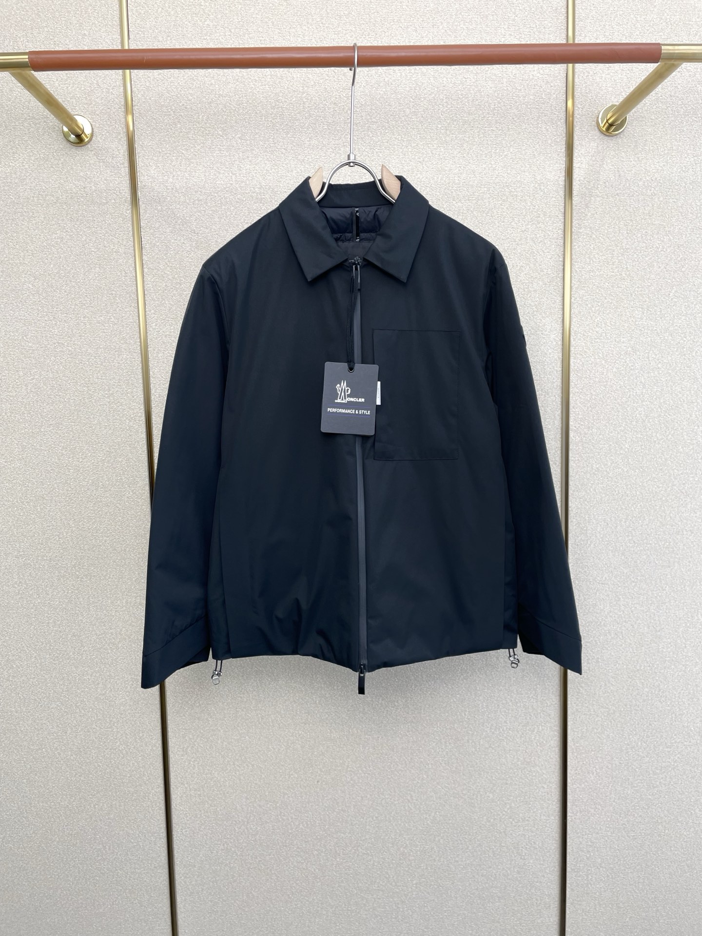 NO:598022,.Down Jacket-Moncler’s new style that everyone must buy!  New lapel down jacket. Trading company channels are rare. It is a must-have warm item for cooling weather. It can be worn for daily or outdoor sports. The hood is designed with detachable snap buttons. It is wear-resistant, scratch-proof and easy to care for. It is paired with large square quilting technology to create a fluffy and full overall effect. It also has a strong thermal insulation and temperature locking effect, so that you are not afraid of the cold outdoor weather in autumn and winter! Size M-3XL, Moncler, down jacket, hats, alexander wang19860909.羽绒服-Moncler蒙口砸锅卖铁都要上的新款！新款翻领羽绒服.贸易公司渠道稀出,降温天气必备的保暖单品,不论是日常还是户外运动都能穿.帽子按扣可拆卸设计.耐磨防刮易打理,在搭配大方格绗缝工艺,打造蓬松饱满的整体效果,兼顾强悍的保暖锁温效果,让你无惧秋冬季寒冷的户外天气! 尺码M-3XL,,Moncler,down jacket,hats,alexander wang,Men's clothing