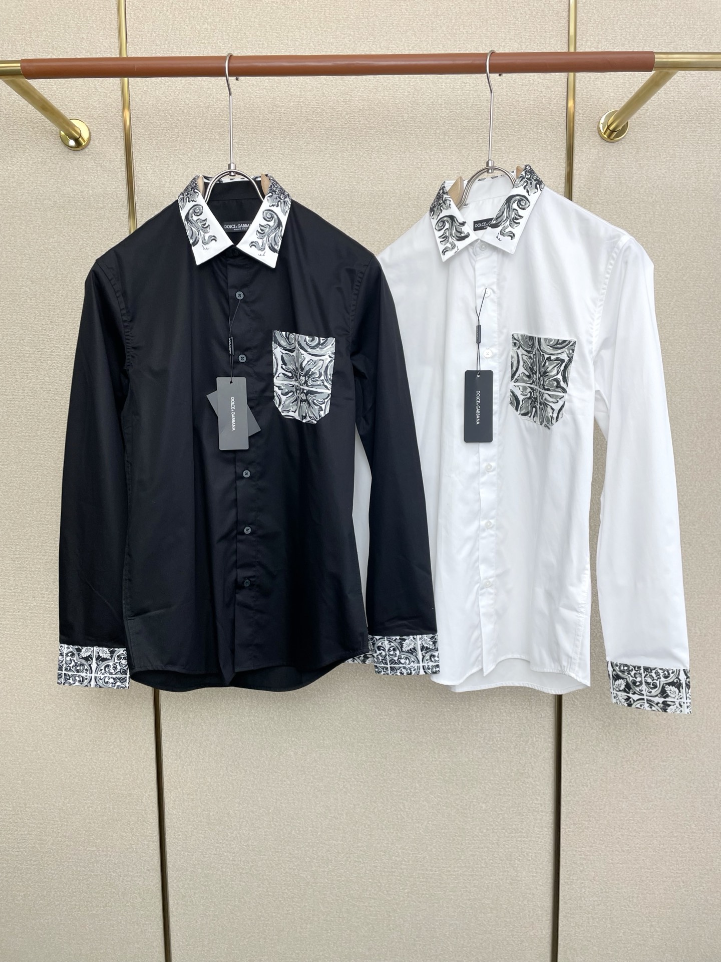 NO:598010,.Dolce&Gabbana’s new style is a must-have!  New men's casual long-sleeved shirt, high-end customization, high-end version, fashionable and versatile, popular imported fabrics, super soft and delicate to the touch, skin-friendly and comfortable to wear, high-end boutique, the upper body is finely made by the OEM, very good, a must-have item for men, complete with three standards, size 38-43,,Dolce&Gabbana,Dolce&Gabbana,shirts,alexander wang19860909.Dolce&Gabbana杜嘉班纳砸锅卖铁都要上的新款！新款男士休闲长袖衬衫 高端定制 高端版本 时尚百搭爆款进口面料 手感超柔软细腻 穿着亲肤舒适 高端精品 代工厂精细做上身非常赞 男士必备单品 三标齐全 码数38-43,,Dolce&Gabbana,Dolce&Gabbana,shirts,alexander wang,Men's clothing