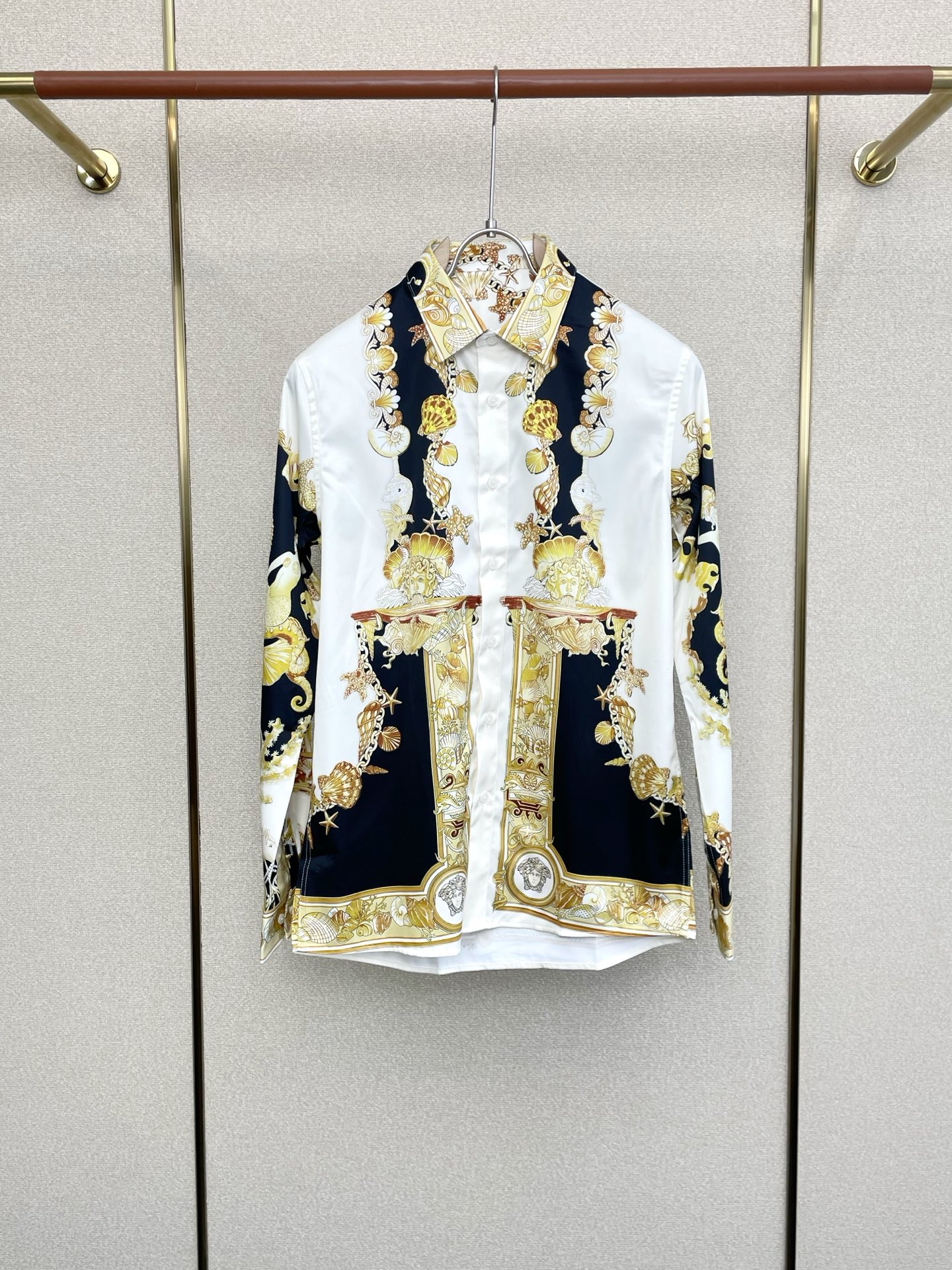 NO:598013,.VERSACE Versace is a new model that everyone wants to buy!  New men's casual long-sleeved shirt, high-end customization, high-end version, fashionable and versatile, popular imported fabrics, super soft and delicate to the touch, skin-friendly and comfortable to wear, high-end boutique, the upper body is finely made by the OEM, very good, a must-have item for men, complete with three standards, code number 38-42,,versace,versace,shirts,alexander wang19860909.VERSACE范思哲砸锅卖铁都要上的新款！新款男士休闲长袖衬衫 高端定制 高端版本 时尚百搭爆款进口面料 手感超柔软细腻 穿着亲肤舒适 高端精品 代工厂精细做上身非常赞 男士必备单品 三标齐全 码数38-42,,versace,versace,shirts,alexander wang,Men's clothing