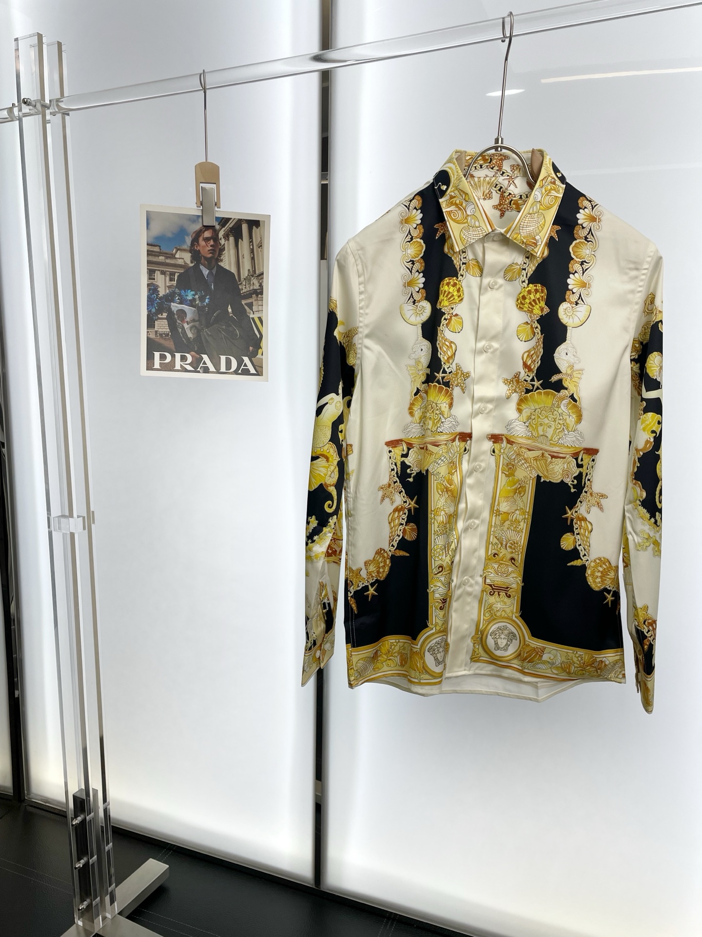 NO:598041,.VERSACE Versace is a new model that everyone wants to buy!  New men's casual long-sleeved shirt, high-end customization, high-end version, fashionable and versatile, popular imported fabrics, super soft and delicate to the touch, skin-friendly and comfortable to wear, high-end boutique, the upper body is finely made by the OEM, very good, a must-have item for men, complete with three standards, code number 38-42,,versace,versace,shirts,alexander wang19860909.VERSACE范思哲砸锅卖铁都要上的新款！新款男士休闲长袖衬衫 高端定制 高端版本 时尚百搭爆款进口面料 手感超柔软细腻 穿着亲肤舒适 高端精品 代工厂精细做上身非常赞 男士必备单品 三标齐全 码数38-42,,versace,versace,shirts,alexander wang,Men's clothing