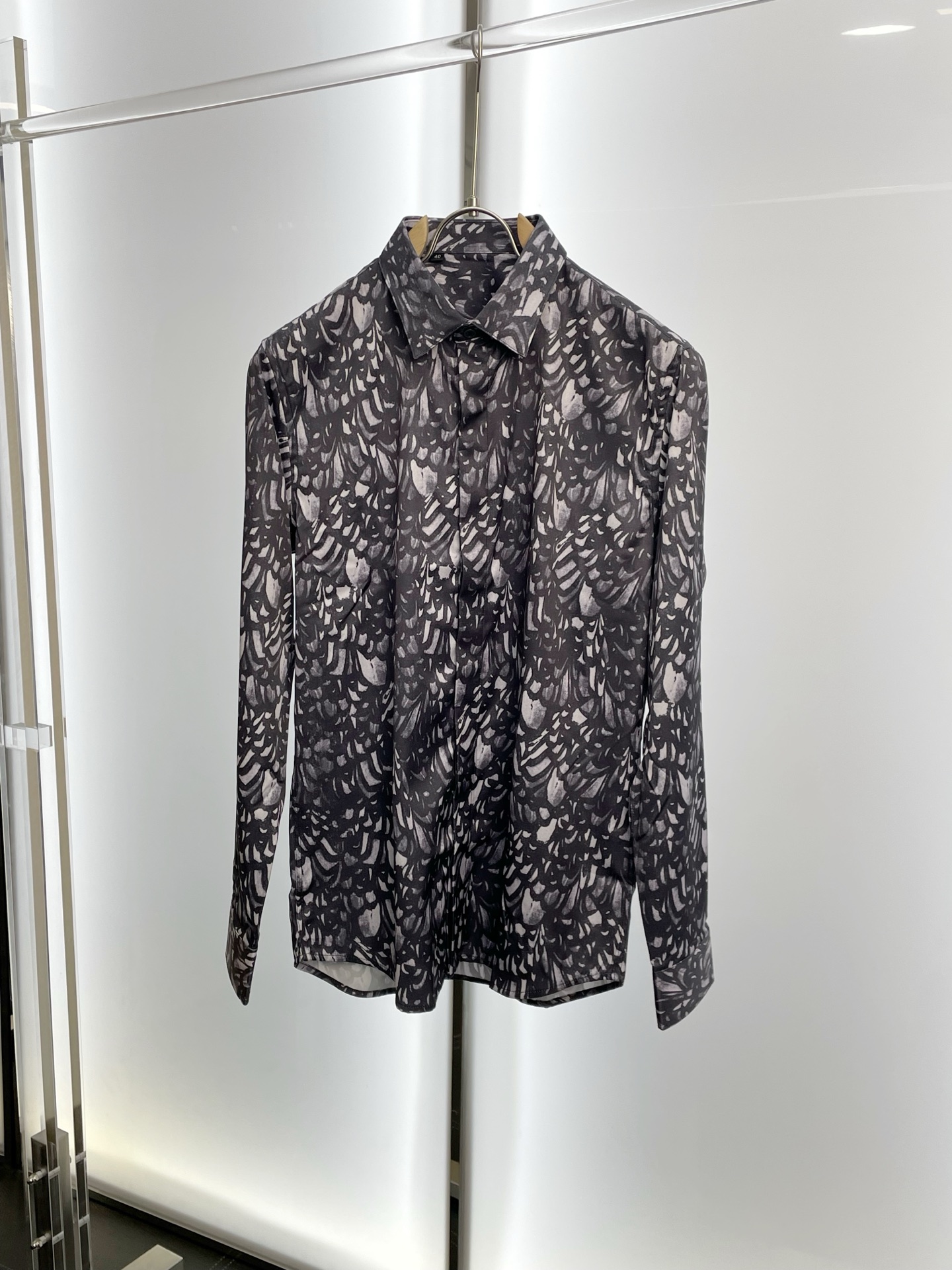 NO:598014,.McQueen is a new style that will sell everything!  New original men's casual long-sleeved shirt, high-end customization, high-end version, fashionable and versatile imported fabrics, super soft and delicate to the touch, skin-friendly and comfortable to wear, high-end boutique, the upper body is exquisitely made by the factory, a must-have item for men, complete with three standards, code number 38-42,,alexander mcqueen,shirts,alexander wang19860909.McQueen麦昆砸锅卖铁都要上的新款！新款原单男士休闲长袖衬衫 高端定制 高端版本 时尚百搭爆款进口面料 手感超柔软细腻 穿着亲肤舒适 高端精品 代工厂精细做上身非常赞 男士必备单品 三标齐全 码数38-42,,alexander mcqueen,shirts,alexander wang,Men's clothing