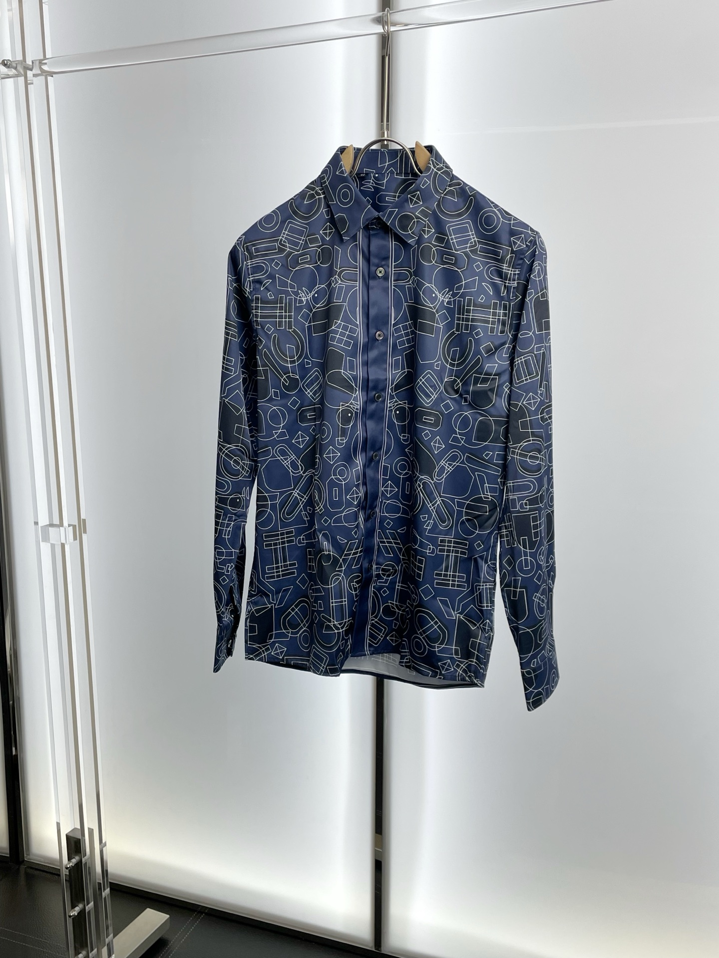 NO:598011,.Hermès is a new model that everyone will buy!  New original men's casual long-sleeved shirt, high-end customization, high-end version, fashionable and versatile imported fabrics, super soft and delicate to the touch, skin-friendly and comfortable to wear, high-end boutique, the upper body is exquisitely made by the factory, a must-have item for men, complete with three standards, code number 38-42,,hermes,hermes,shirts,alexander wang19860909.Hermès爱马仕砸锅卖铁都要上的新款！新款原单男士休闲长袖衬衫 高端定制 高端版本 时尚百搭爆款进口面料 手感超柔软细腻 穿着亲肤舒适 高端精品 代工厂精细做上身非常赞 男士必备单品 三标齐全 码数38-42,,hermes,hermes,shirts,alexander wang,Men's clothing