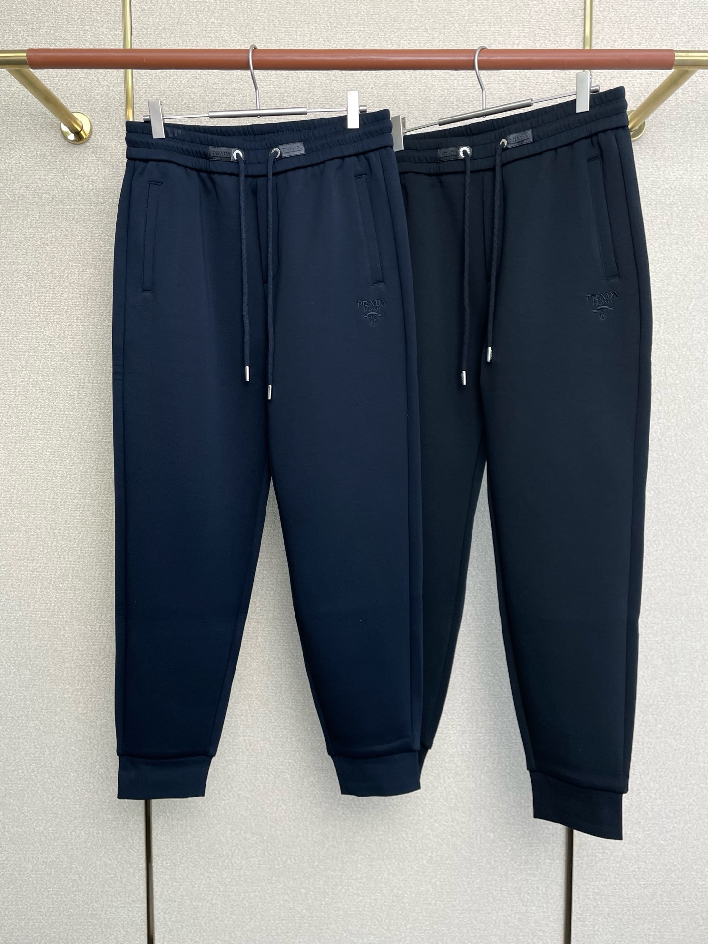 NO:598000,.Prada is a new model that will sell everything!  New casual pants high-end version!  Custom-made fabrics at the counter are highly breathable and comfortable, with impeccable details and brand element design concepts, reflecting high quality. It feels delicate and soft!  It presents a casual cut and the upper body shape is awesome!  Size: M-4XL,,prada,prada,alexander wang19860909.Prada普拉达砸锅卖铁都要上的新款！新款休闲裤 高端版本！专柜定制面料 透气舒适度高,细节无可挑剔,品牌元素设计理念,体现高品质.手感细腻柔软！呈现休闲裁剪,上身版型超赞！码数: M-4XL,,prada,prada,alexander wang,Men's clothing