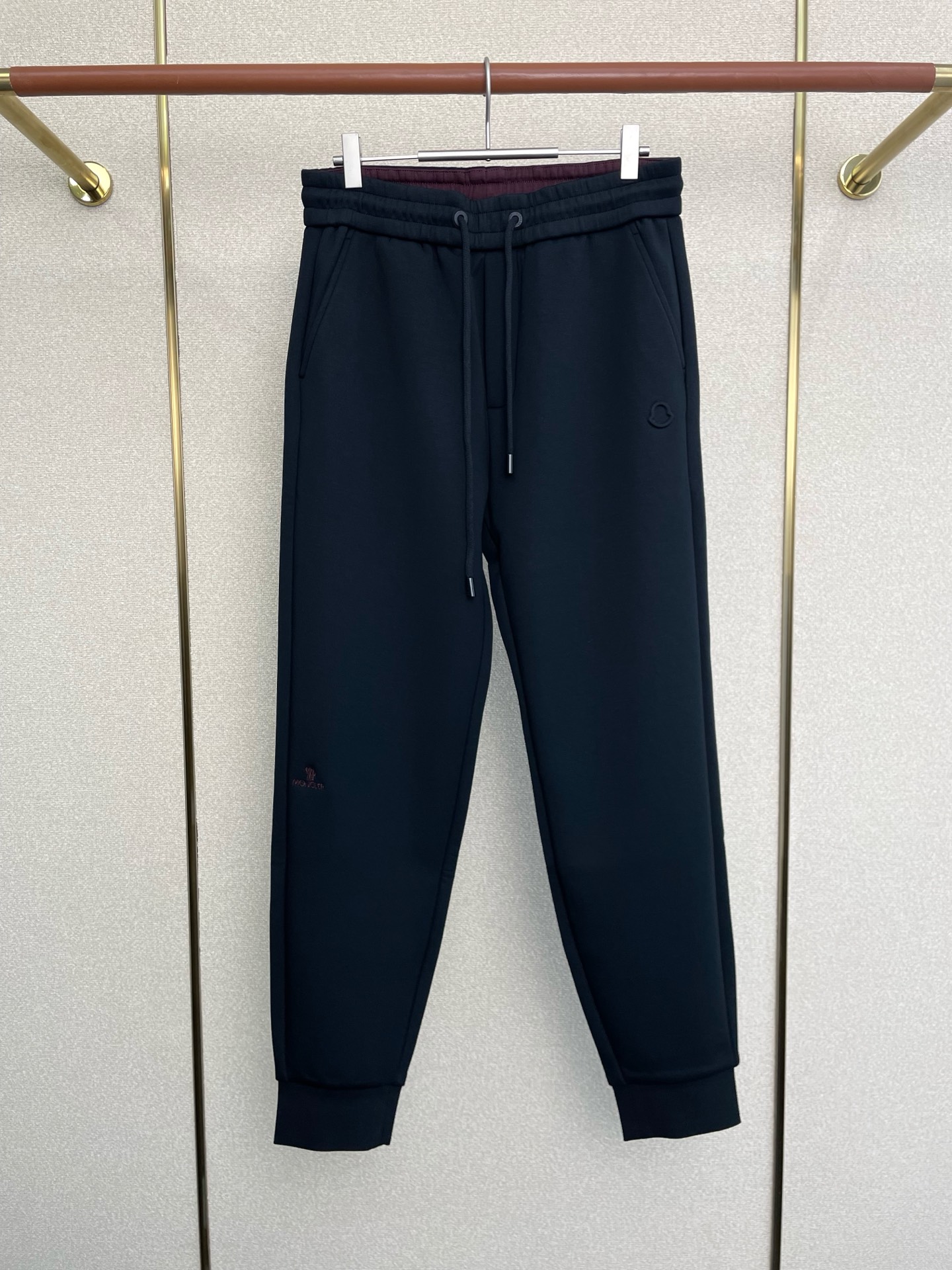 NO:598003,.Moncler’s new style is a must-have for everyone!  New casual pants high-end version!  Custom-made fabrics at the counter are highly breathable and comfortable, with impeccable details and brand element design concepts, reflecting high quality. It feels delicate and soft!  It presents a casual cut and the upper body shape is awesome!  Size: M-4XL,,Moncler,alexander wang19860909.Moncler蒙口砸锅卖铁都要上的新款！新款休闲裤 高端版本！专柜定制面料 透气舒适度高,细节无可挑剔,品牌元素设计理念,体现高品质.手感细腻柔软！呈现休闲裁剪,上身版型超赞！码数: M-4XL,,Moncler,alexander wang,Men's clothing