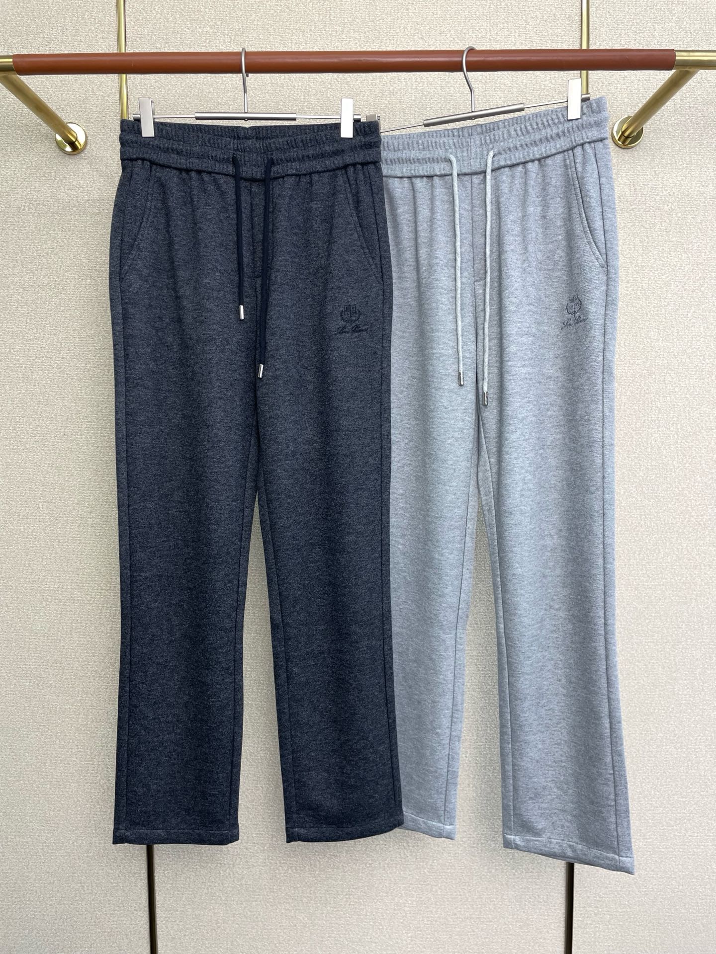 NO:598021,.LP-Loro Piana is a new style that everyone will buy!  New casual pants high-end version!  Custom-made fabrics at the counter are highly breathable and comfortable, with impeccable details and brand element design concepts, reflecting high quality. It feels delicate and soft!  It presents a casual cut and the upper body shape is awesome!  Size: M-4XL,,loro piana,loro piana,alexander wang19860909.LP-Loro Piana诺悠翩雅砸锅卖铁都要上的新款！新款休闲裤 高端版本！专柜定制面料 透气舒适度高,细节无可挑剔,品牌元素设计理念,体现高品质.手感细腻柔软！呈现休闲裁剪,上身版型超赞！码数: M-4XL,,loro piana,loro piana,alexander wang,Men's clothing