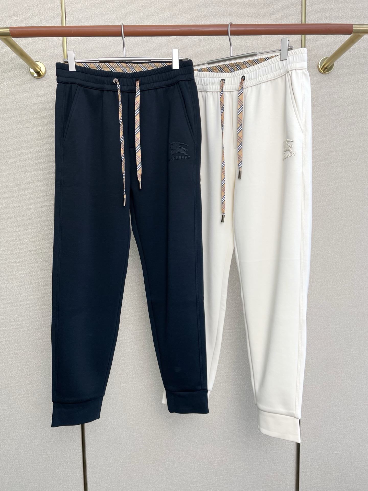 NO:598015,.Burberry’s new style is a must-have!  New casual pants high-end version!  Custom-made fabrics at the counter are highly breathable and comfortable, with impeccable details and brand element design concepts, reflecting high quality. It feels delicate and soft!  It presents a casual cut and the upper body shape is awesome!  Size: M-4XL,,burberry,burberry,alexander wang19860909.Burberry巴宝莉砸锅卖铁都要上的新款！新款休闲裤 高端版本！专柜定制面料 透气舒适度高,细节无可挑剔,品牌元素设计理念,体现高品质.手感细腻柔软！呈现休闲裁剪,上身版型超赞！码数: M-4XL,,burberry,burberry,alexander wang,Men's clothing