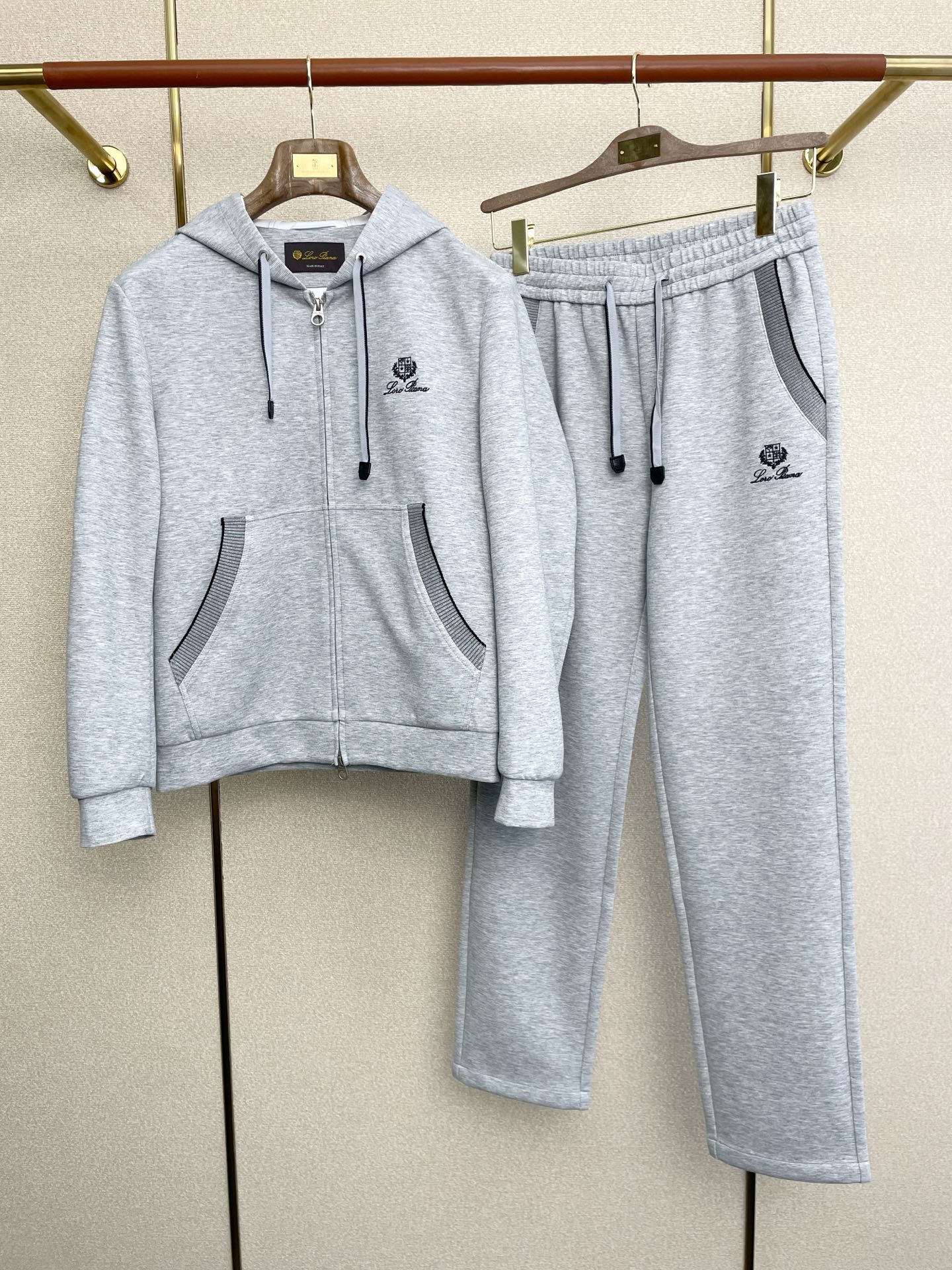 NO:597996,Jackets, casual pants. LP-Loro Piana’s new style is a must-have!  The new counter has the same casual suit, full of high-end feel!  The details are exquisite and high-end, and the workmanship is impeccable!  The imported fabric is three-dimensional and exquisite. The original high-end double-sided jersey fabric is very high-end!  Original zipper!  The fabric is stiff, wrinkle-resistant and wear-resistant, moisture-absorbent, quick-drying and breathable, neat and stylish. Size 48-56,,loro piana,loro piana,jackets & coats,alexander wang19860909外套、休闲裤.LP-Loro Piana诺悠翩雅砸锅卖铁都要上的新款！新款专柜同款休闲套装,高级感满满！细节精致高档,做工无可挑剔！进口面料 立体精致细腻.原版高端双面平纹针织面料很显高级！原版拉链！面料挺括抗皱耐磨,吸湿速干透气,利落有型.码数48-56,,loro piana,loro piana,jackets & coats,alexander wang,Men's clothing