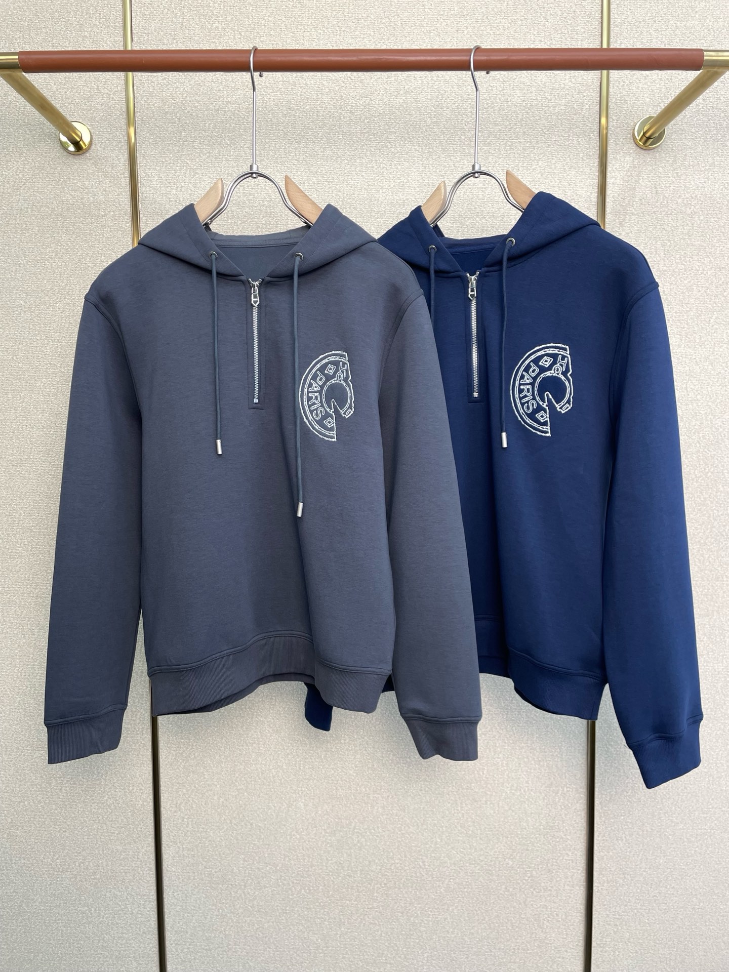 NO:598004,.Hermès is a new model that everyone will buy!  New original men's casual sweatshirt, high-end customized, high-end version, fashionable and versatile imported fabrics, super soft and delicate to the touch, skin-friendly and comfortable to wear, plus velvet to keep warm and comfortable, high-end boutique, the upper body is finely made by the factory, very good, a must-have item for men, complete with three standards, size M-3XL, hermes, hermes, hoodie, sweatshirts, alexander wang19860909.Hermès爱马仕砸锅卖铁都要上的新款！新款原单男士休闲卫衣 高端定制 高端版本 时尚百搭爆款进口面料 手感超柔软细腻 穿着亲肤舒适 加绒保暖舒适 高端精品 代工厂精细做上身非常赞 男士必备单品 三标齐全 码数M-3XL,,hermes,hermes,hoodie,sweatshirts,alexander wang,Men's clothing