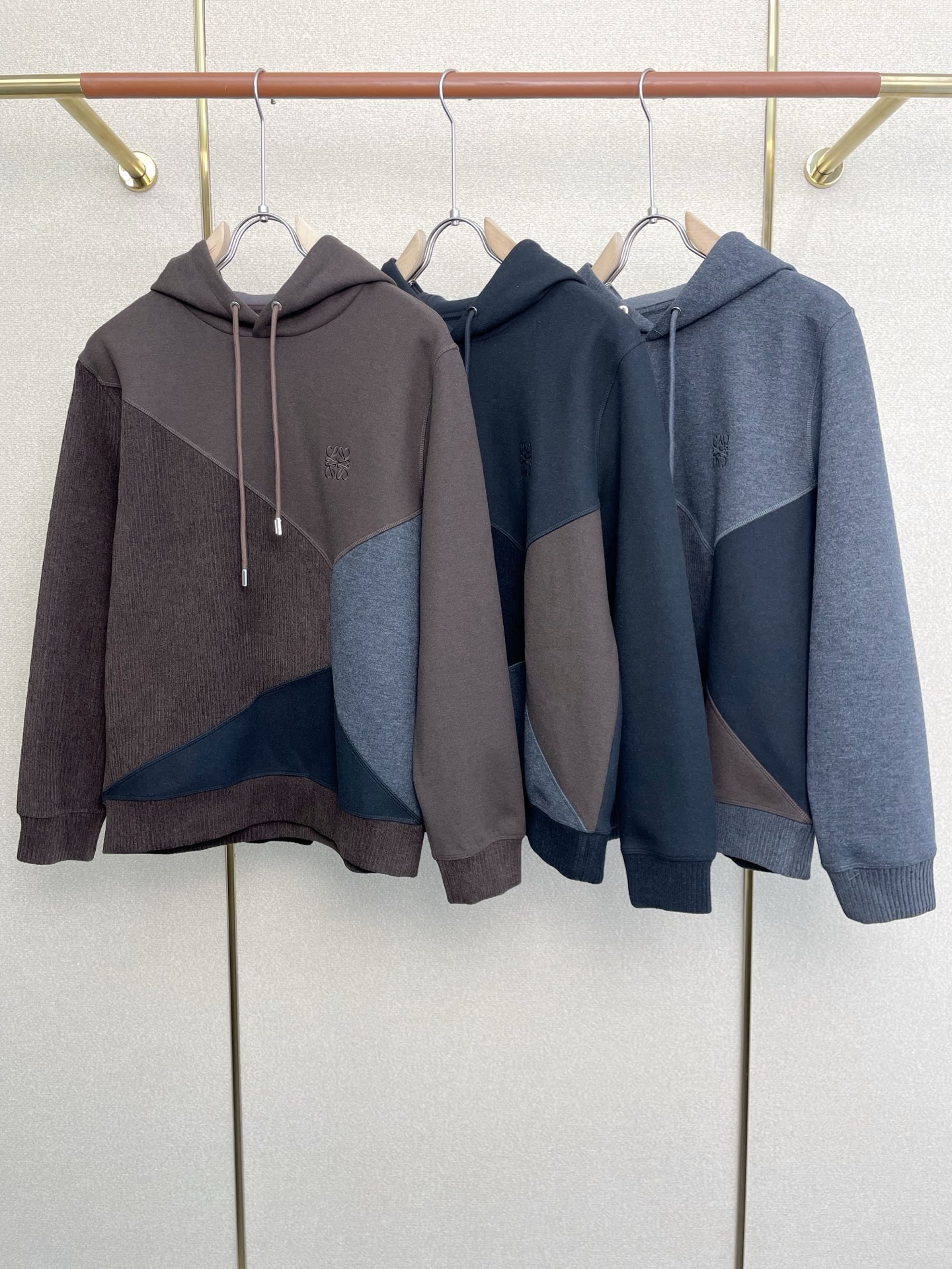 NO:598001,.LOEWE Luo Yiwei's new style is a must-have!  New original men's casual sweatshirt, high-end customization, high-end version, fashionable and versatile, popular imported fabrics, super soft and delicate to the touch, skin-friendly and comfortable to wear, plus velvet to keep warm and comfortable, high-end boutique, the upper body is finely made by the factory, it is very good, a must-have item for men, complete with three standards, size M-3XL,,loewe,loewe,hoodie,sweatshirts,alexander wang19860909.LOEWE罗意威砸锅卖铁都要上的新款！新款原单男士休闲卫衣 高端定制 高端版本 时尚百搭爆款进口面料 手感超柔软细腻 穿着亲肤舒适 加绒保暖舒适 高端精品 代工厂精细做上身非常赞 男士必备单品 三标齐全 码数M-3XL,,loewe,loewe,hoodie,sweatshirts,alexander wang,Men's clothing