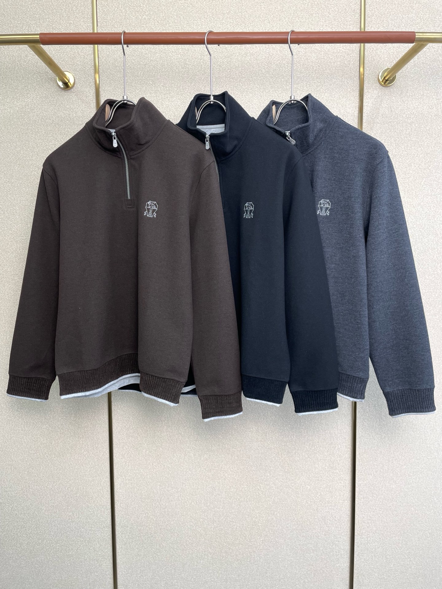 NO:597999,.BC-Brunello Cucineli Brunello Cucineli’s new style is a must-have! The latest fashionable half-zip sweatshirt. A jacket with classic design and great looks. The quality is impeccable and you can buy it directly due to quality control. It is a high-end product that cannot be faulted! You can feel its powerful aura through the detailed pictures. It has a remarkable effect of gathering heat and keeping warm, so you don’t have to worry about getting a little chilly! Both fashionable and functional, the whole style looks more luxurious! Size M-3XL,,brunello cucinelli,hoodie,sweatshirts,jackets & coats,alexander wang19860909.BC-Brunello Cucineli 布鲁内洛·库奇内利砸锅卖铁都要上的新款！最新时尚半拉链卫衣 经典设计感与颜值爆棚的外套,品质更是无法挑剔品控可以直接入手,不容过错的高端臻品！通过细节图片便可感受到它强悍的气场,聚温保暖效果显著,完全不用担心会有一点寒意！时尚与功能性兼备,整款显得更加的奢华大气！ 尺码M-3XL,,brunello cucinelli,hoodie,sweatshirts,jackets & coats,alexander wang,Men's clothing