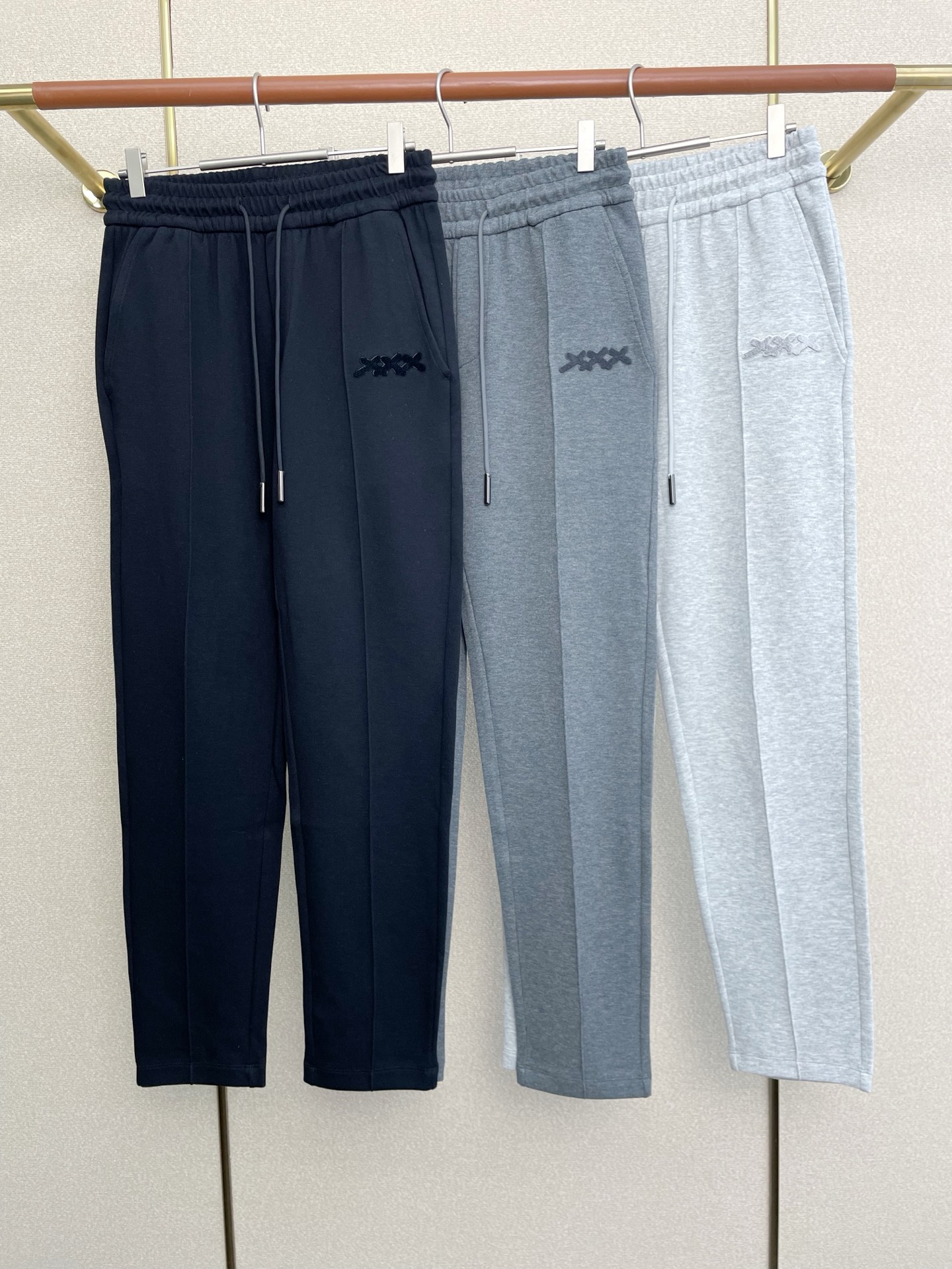 NO:598018,.ZEGNA Zegna’s new model is a must-have!  New casual pants and trousers, high-end version!  Custom-made fabrics at the counter are highly breathable and comfortable, with impeccable details and brand element design concepts, reflecting high quality. It feels delicate and soft!  It presents a casual cut and the upper body shape is awesome!  Size XS-L,,zegna,alexander wang19860909.ZEGNA杰尼亚砸锅卖铁都要上的新款！新款 休闲裤 长裤 ,高端版本！专柜定制面料 透气舒适度高,细节无可挑剔,品牌元素设计理念,体现高品质.手感细腻柔软！呈现休闲裁剪,上身版型超赞！码数XS-L,,zegna,alexander wang,Men's clothing