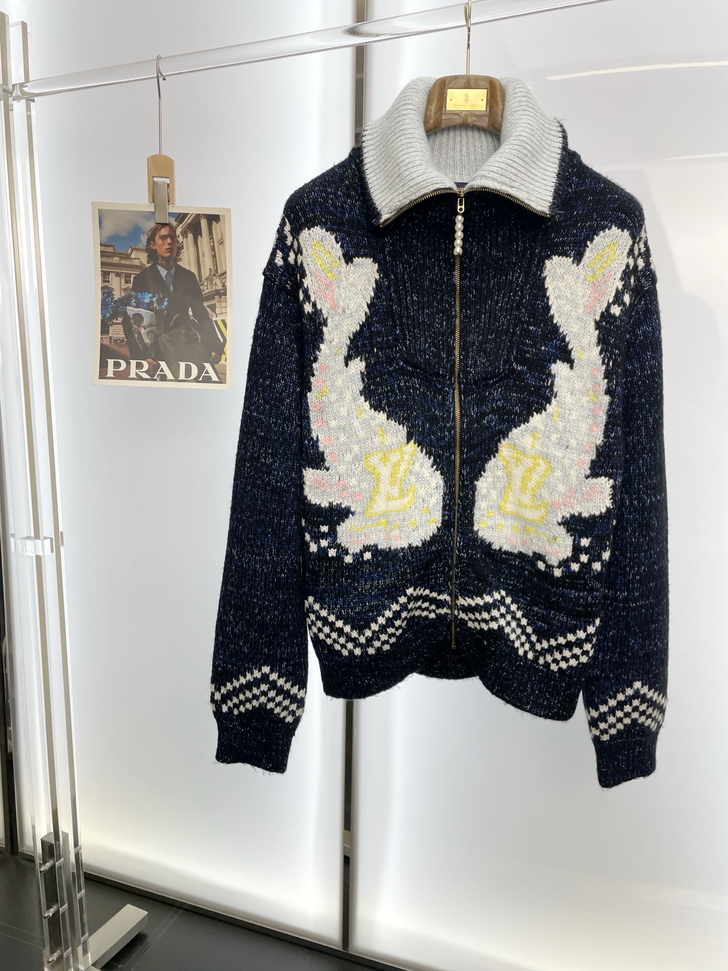 NO:598008,.Louis Vuitton Louis Vuitton’s new style is a must-have! The latest fashion sweater, turtleneck zipper sweater jacket, classic design and stunning appearance, the quality is impeccable and quality control can be purchased directly, a high-end product that cannot be faulted! You can feel its powerful aura through the detailed pictures. It has a remarkable effect of gathering heat and keeping warm, so you don’t have to worry about getting a little chilly! Both fashionable and functional, the whole style looks more luxurious! Sizes S-XL,,louis vuitton,louis vuitton,jackets & coats,sweaters,alexander wang19860909.Louis Vuitton路易威登砸锅卖铁都要上的新款！最新时尚毛衣 高领拉链毛衣外套 经典设计与颜值爆棚的外套,品质更是无法挑剔品控可以直接入手,不容过错的高端臻品！通过细节图片便可感受到它强悍的气场,聚温保暖效果显著,完全不用担心会有一点寒意！时尚与功能性兼备,整款显得更加的奢华大气！ 尺码S-XL,,louis vuitton,louis vuitton,jackets & coats,sweaters,alexander wang,Men's clothing