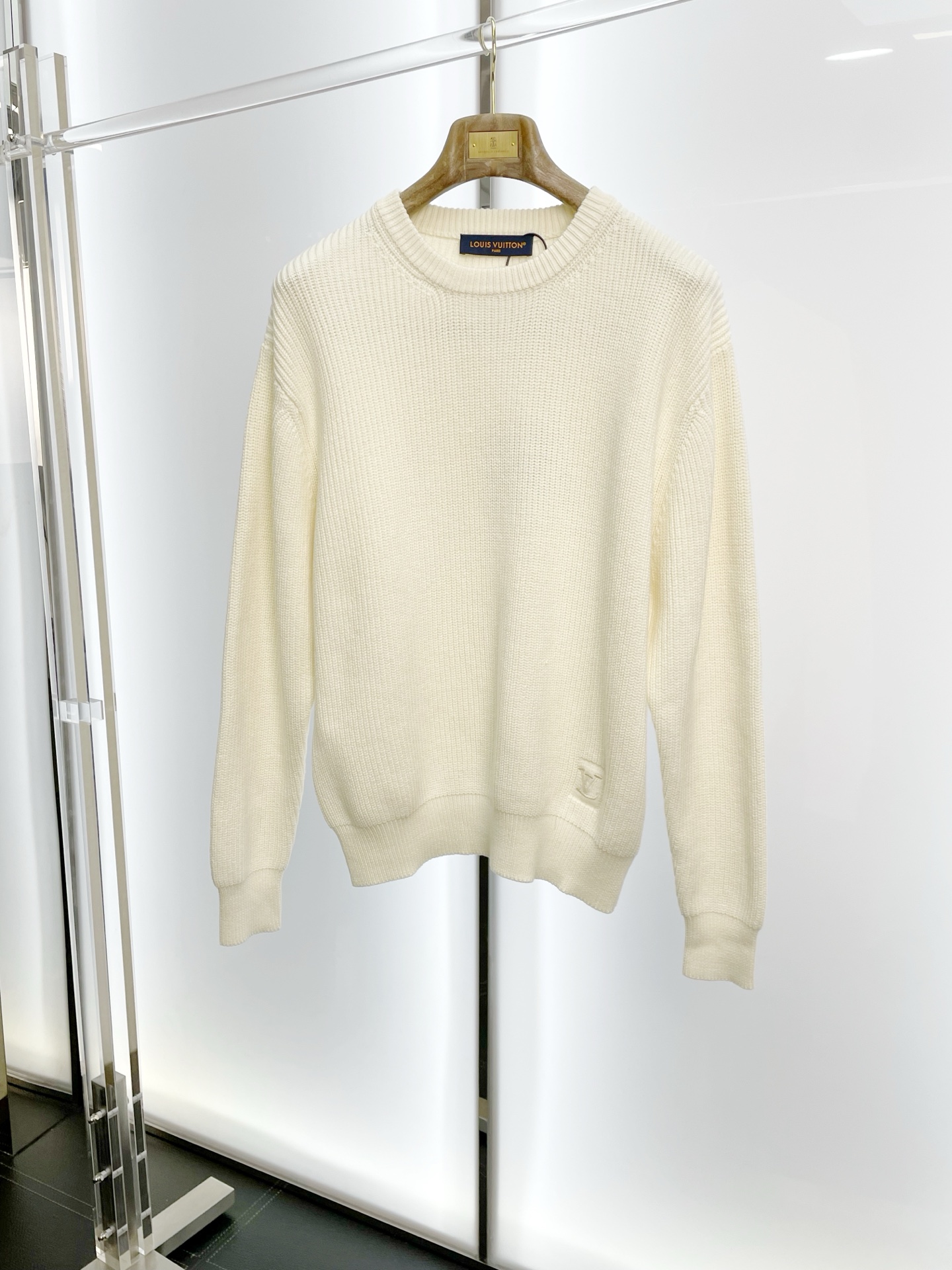 NO:598005,.Louis Vuitton Louis Vuitton’s new style is a must-have! The latest fashionable sweaters, jackets with classic designs and stunning looks. The quality is impeccable and quality control allows you to buy it directly. It is a high-end product that cannot be faulted! You can feel its powerful aura through the detailed pictures. It has a remarkable effect of gathering heat and keeping warm, so you don’t have to worry about getting a little chilly! Both fashionable and functional, the whole style looks more luxurious! Sizes S-XL,,louis vuitton,louis vuitton,jackets & coats,sweaters,alexander wang19860909.Louis Vuitton路易威登砸锅卖铁都要上的新款！最新时尚毛衣 经典设计与颜值爆棚的外套,品质更是无法挑剔品控可以直接入手,不容过错的高端臻品！通过细节图片便可感受到它强悍的气场,聚温保暖效果显著,完全不用担心会有一点寒意！时尚与功能性兼备,整款显得更加的奢华大气！ 尺码S-XL,,louis vuitton,louis vuitton,jackets & coats,sweaters,alexander wang,Men's clothing