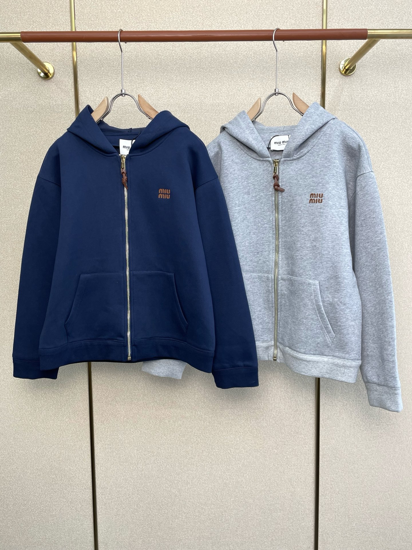 NO:598007,.Miumiu Miumiu is a new model that everyone will buy! The latest fashionable jackets. Jackets with classic designs and stunning looks. The quality is impeccable and quality control allows you to buy it directly. It is a high-end product that cannot be faulted! You can feel its powerful aura through the detailed pictures. It has a remarkable effect of gathering heat and keeping warm, so you don’t have to worry about getting a little chilly! Both fashionable and functional, the whole style looks more luxurious! Size 36.38.40.42,,miumiu,jackets & coats,jackets & coats,alexander wang19860909.Miumiu谬谬砸锅卖铁都要上的新款！最新时尚夹克外套.经典设计与颜值爆棚的外套,品质更是无法挑剔品控可以直接入手,不容过错的高端臻品！通过细节图片便可感受到它强悍的气场,聚温保暖效果显著,完全不用担心会有一点寒意！时尚与功能性兼备,整款显得更加的奢华大气！ 尺码36.38.40.42,,miumiu,jackets & coats,jackets & coats,alexander wang,Men's clothing