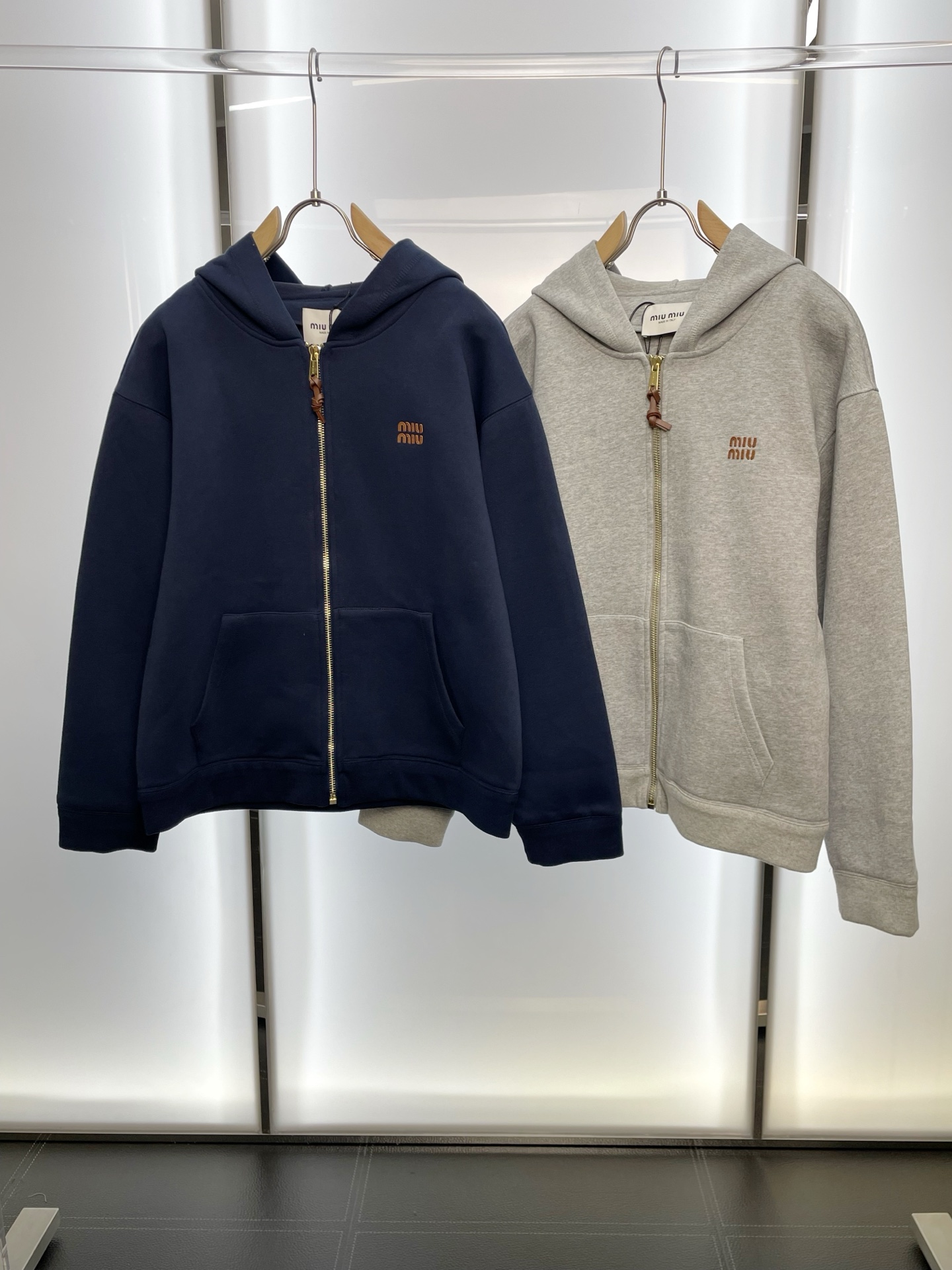 NO:598039,.Miumiu Miumiu is a new model that everyone will buy! The latest fashionable jackets. Jackets with classic designs and stunning looks. The quality is impeccable and quality control allows you to buy it directly. It is a high-end product that cannot be faulted! You can feel its powerful aura through the detailed pictures. It has a remarkable effect of gathering heat and keeping warm, so you don’t have to worry about getting a little chilly! Both fashionable and functional, the whole style looks more luxurious! Size 36.38.40.42,,miumiu,jackets & coats,jackets & coats,alexander wang19860909.Miumiu谬谬砸锅卖铁都要上的新款！最新时尚夹克外套.经典设计与颜值爆棚的外套,品质更是无法挑剔品控可以直接入手,不容过错的高端臻品！通过细节图片便可感受到它强悍的气场,聚温保暖效果显著,完全不用担心会有一点寒意！时尚与功能性兼备,整款显得更加的奢华大气！ 尺码36.38.40.42,,miumiu,jackets & coats,jackets & coats,alexander wang,Men's clothing