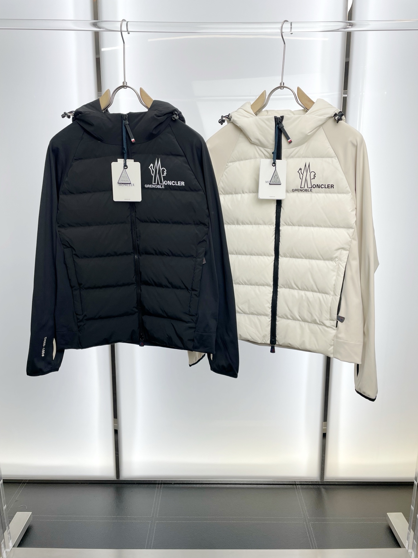 NO:598026,.Down Jacket-Moncler’s new style that everyone must buy!  The new autumn and winter classic hooded down jacket Maglia Down Jacket is rarely available in trading company channels. It is a must-have warm item for cooling weather. It can be worn for daily or outdoor sports. It is wear-resistant, scratch-resistant and easy to care for. It is equipped with high-quality white goose down filling inside. It is paired with large square quilting technology to create a fluffy and full overall effect. It also has a strong thermal insulation and temperature locking effect, so that you are not afraid of the cold outdoor weather in autumn and winter!  Size S-XL,,Moncler,down jacket,hats,alexander wang19860909.羽绒服-Moncler蒙口砸锅卖铁都要上的新款！秋冬新款经典连帽羽绒服 马格利亚羽绒服 贸易公司渠道稀出,降温天气必备的保暖单品,不论是日常还是户外运动都能穿.耐磨防刮易打理,内里配置优质白鹅绒埴充,在搭配大方格绗缝工艺,打造蓬松饱满的整体效果,兼顾强悍的保暖锁温效果,让你无惧秋冬季寒冷的户外天气! 尺码S-XL,,Moncler,down jacket,hats,alexander wang,Men's clothing