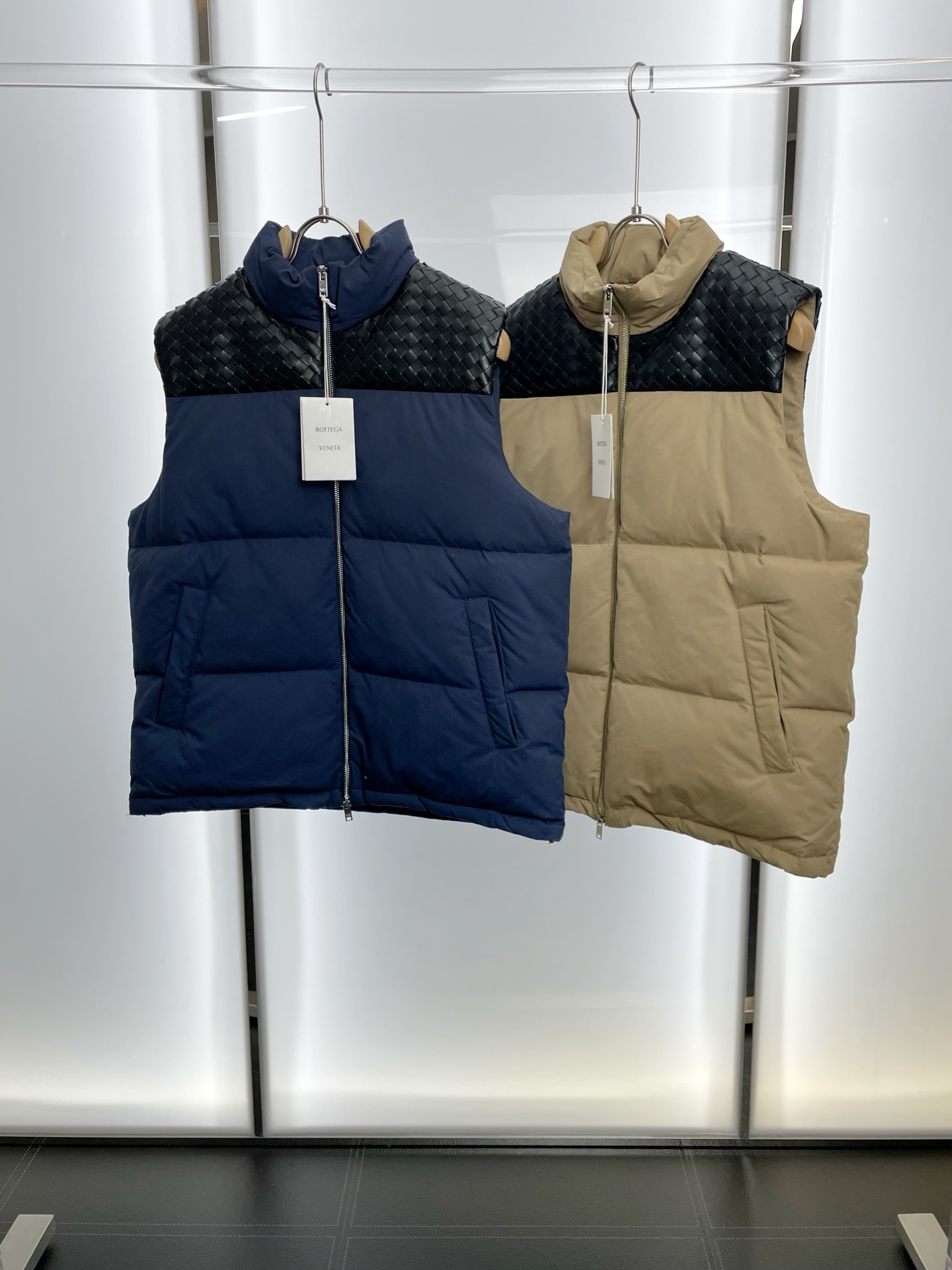 NO:598030,.Down Jacket - Bottega Veneta's new style that BV sells everywhere!  The new autumn and winter classic down vest, woven sheepskin down vest, is rarely available in trading company channels. It is a must-have warm item for cooling weather. It can be worn for daily or outdoor sports. It is wear-resistant, scratch-resistant and easy to care for. It is equipped with high-quality white goose down filling inside. It is paired with large square quilting technology to create a fluffy and full overall effect. It also has a strong thermal insulation and temperature locking effect, so that you are not afraid of the cold outdoor weather in autumn and winter!  Size S-XL,,bottega veneta,bottega veneta,bottega veneta,down jacket,sheepskin,alexander wang19860909.羽绒服-Bottega Veneta葆蝶家BV砸锅卖铁都要上的新款！秋冬新款经典羽绒马甲 编织绵羊皮羽绒马甲 贸易公司渠道稀出,降温天气必备的保暖单品,不论是日常还是户外运动都能穿.耐磨防刮易打理,内里配置优质白鹅绒埴充,在搭配大方格绗缝工艺,打造蓬松饱满的整体效果,兼顾强悍的保暖锁温效果,让你无惧秋冬季寒冷的户外天气! 尺码S-XL,,bottega veneta,bottega veneta,bottega veneta,down jacket,sheepskin,alexander wang,Men's clothing